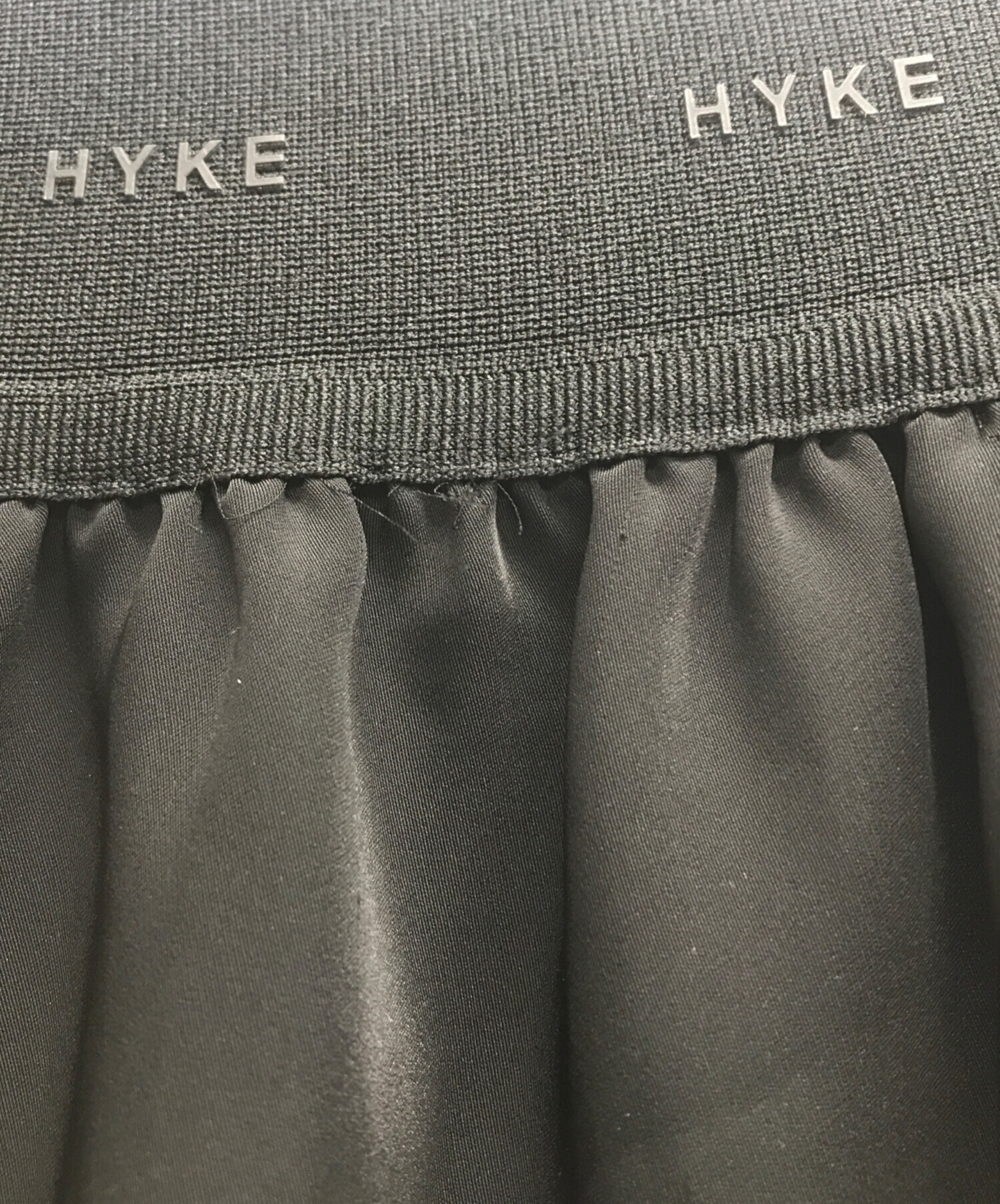 HYKE (ハイク) TWIST SATIN WRAP SKIRT ブラック サイズ:2