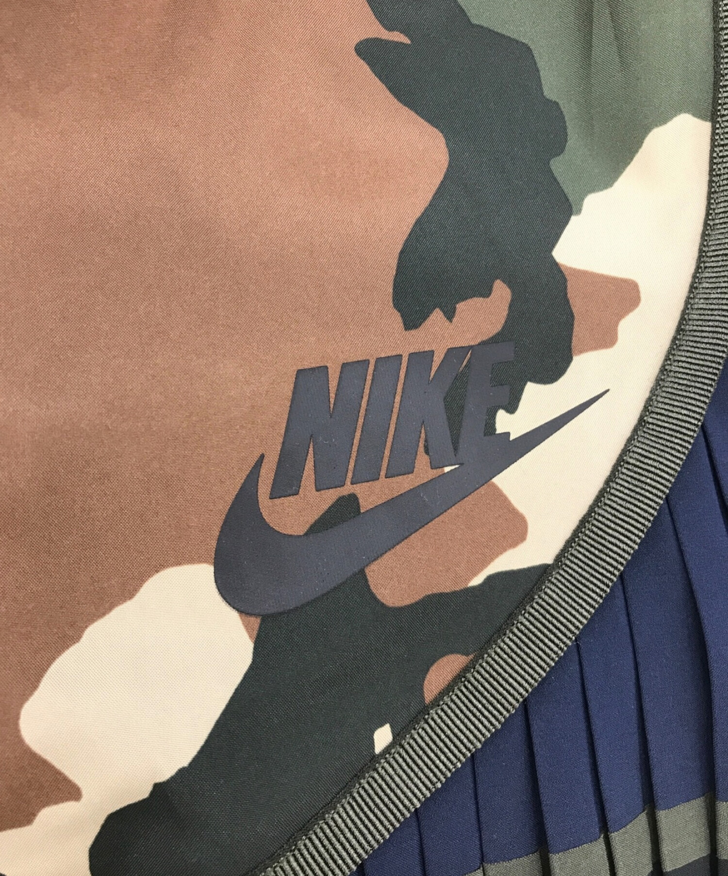 NIKE×sacai (ナイキ×サカイ) コラボカモフラージュプリーツテンポパンツ カーキ サイズ:M