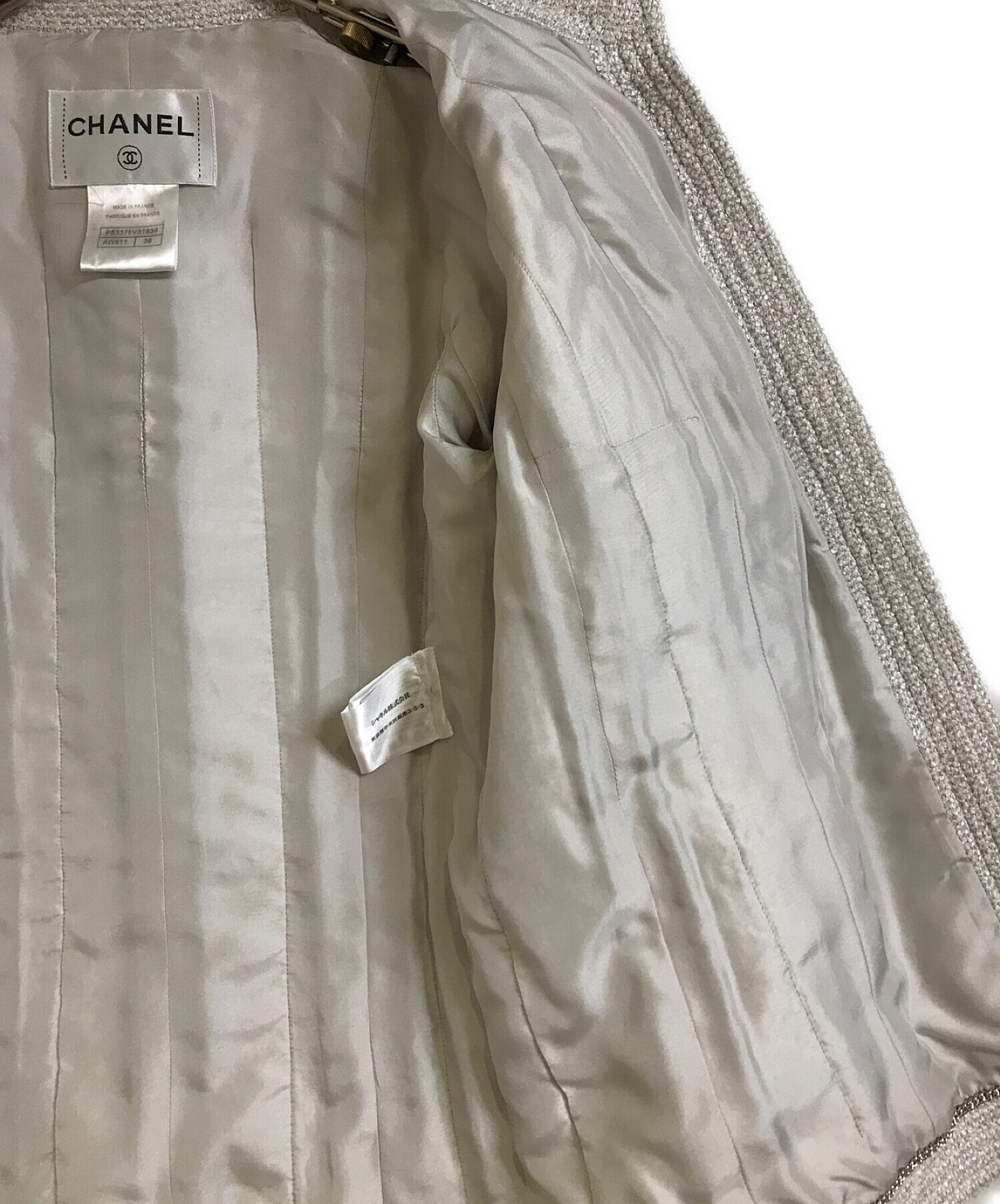 中古・古着通販】CHANEL (シャネル) リボン付ココボタンツイードジャケット グレー サイズ:36｜ブランド・古着通販  トレファク公式【TREFAC FASHION】スマホサイト