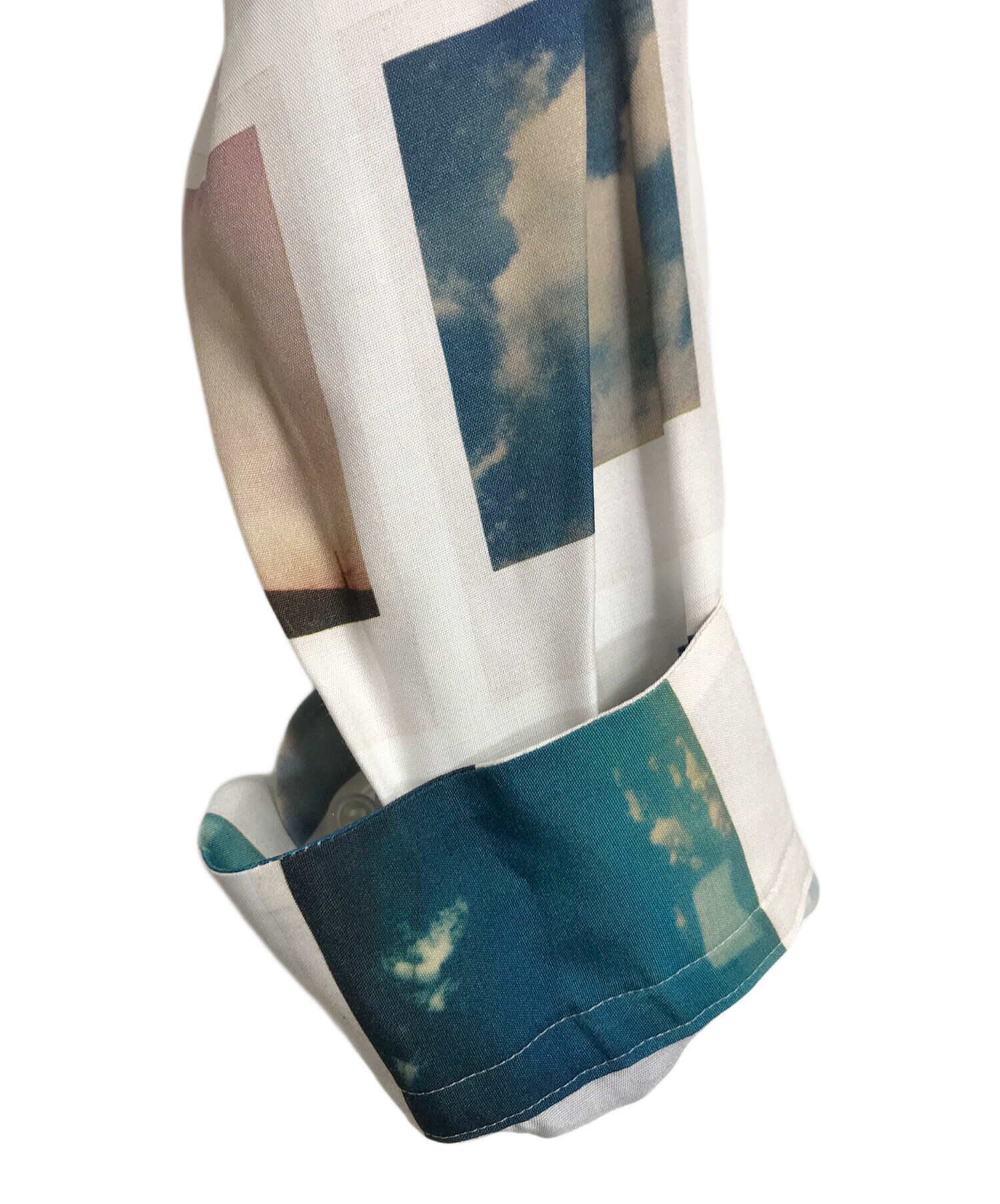 uniform experiment FRAGMENT : ARAKI / SKYSCAPES L/S SHIRT フラグメント アラキシャツ　 レーヨンシャツ　長袖シャツ　空　総柄　日本製　未使用品 ブルー×ホワイト サイズ:4