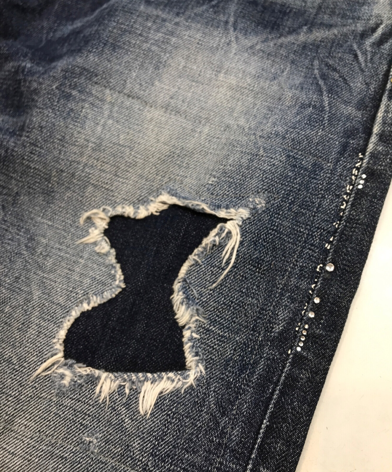 中古・古着通販】DENIM BY VANQUISH&FRAGMENT (デニムバイヴァンキッシュ&フラグメント) ダメージ加工デニムパンツ インディゴ  サイズ:W32｜ブランド・古着通販 トレファク公式【TREFAC FASHION】スマホサイト