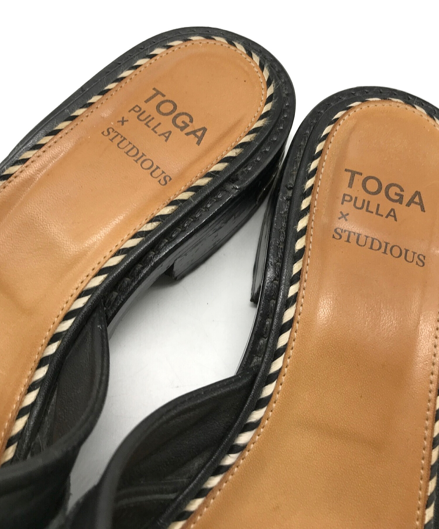 TOGA PULLA×STUDIOUS (トーガプルラ×ストュディオス) メタルモチーフサンダル ブラック サイズ:37