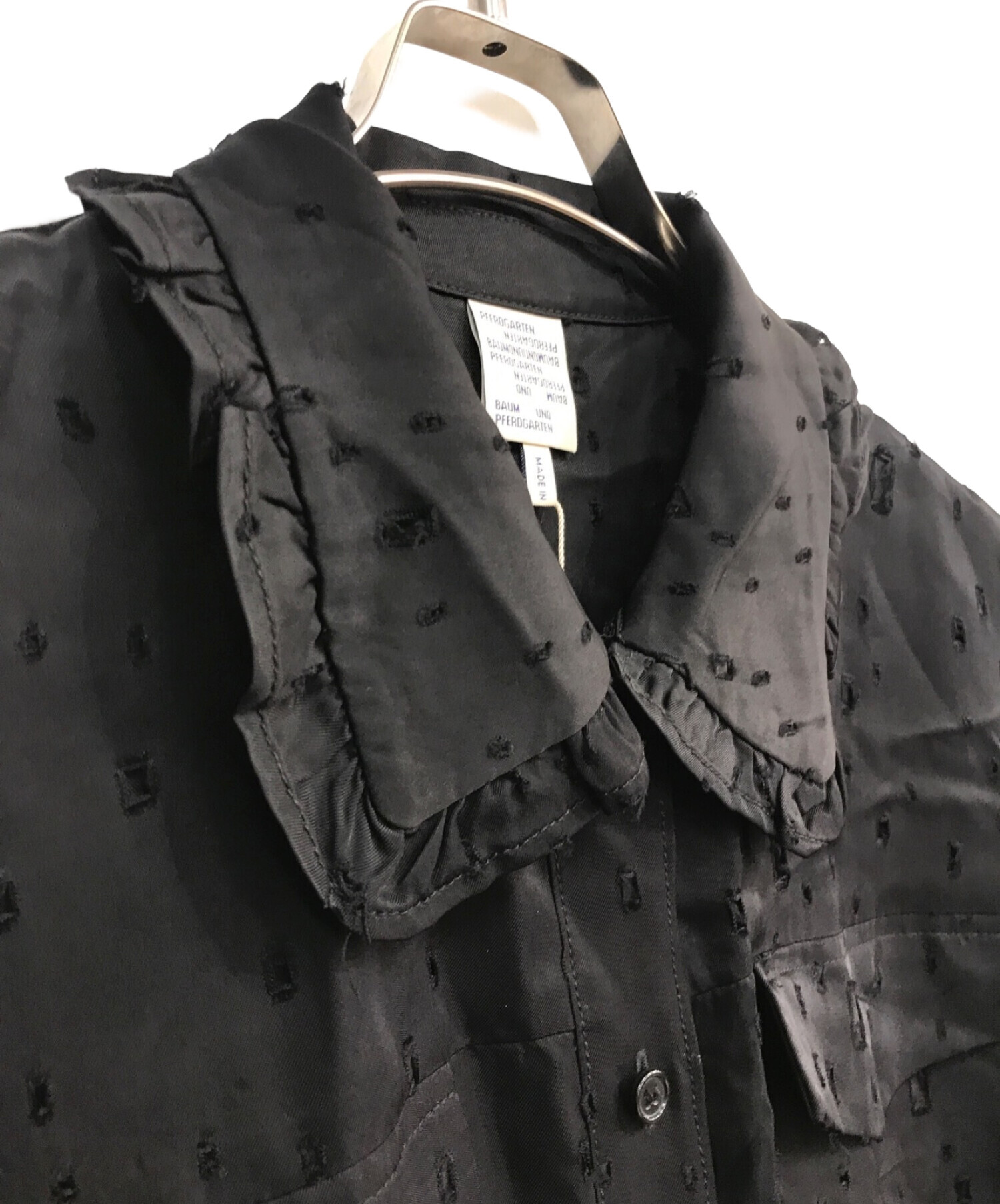 BAUM UND PFERDGARTEN (バウムウンドヘルガーデン) フリルカラーレーヨンノースリーブシャツ　ブラック ブラック サイズ:38  未使用品