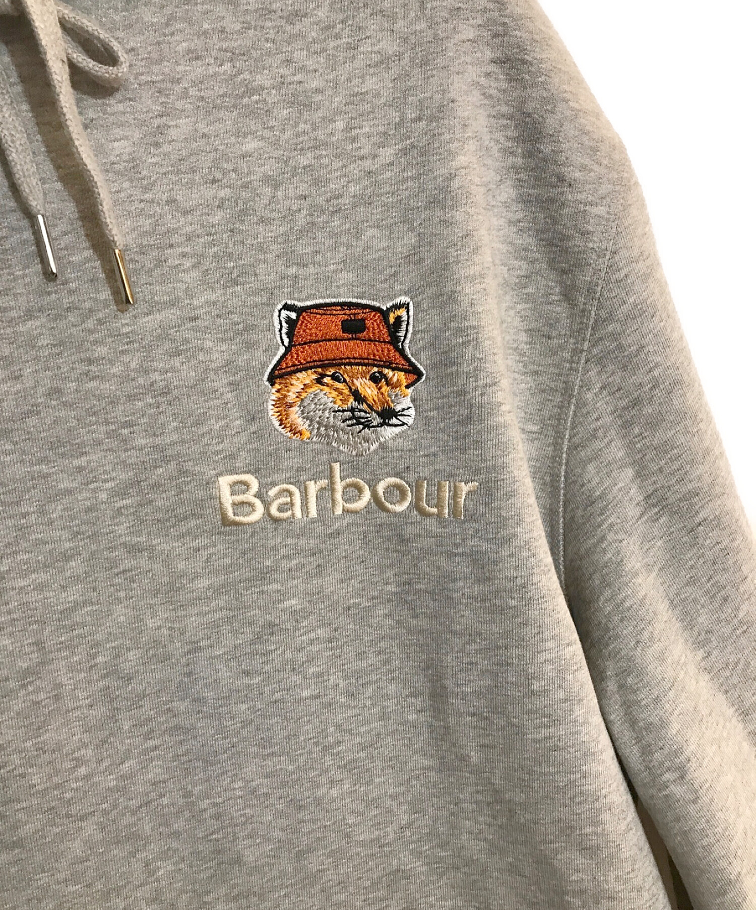 Barbour (バブアー) MAISON KITSUNE (メゾンキツネ) ロゴ刺繍パーカー グレー サイズ:SIZE L 未使用品