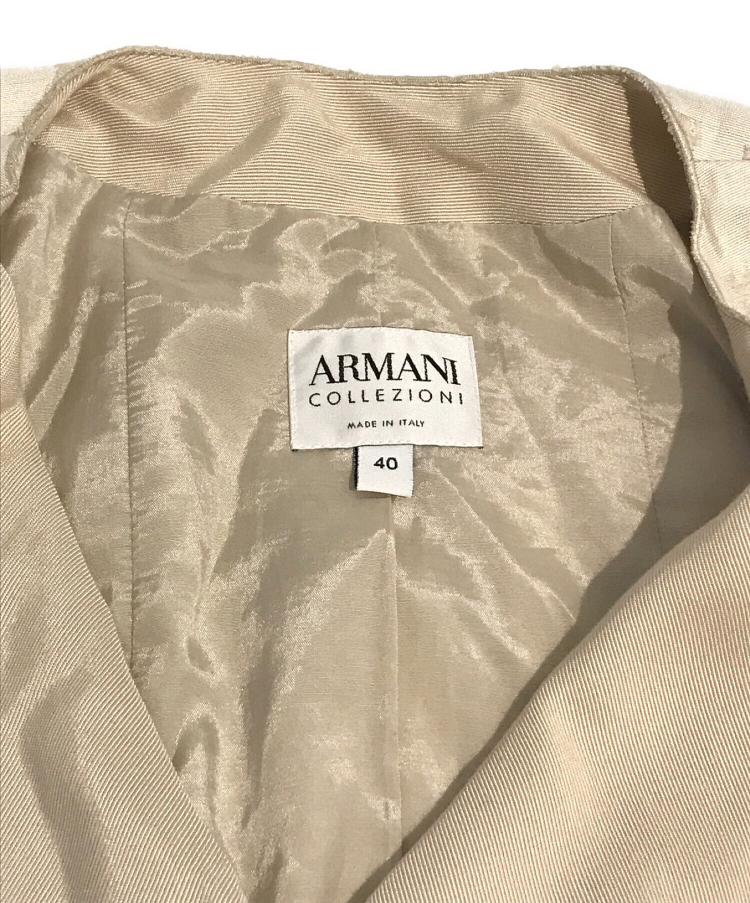 ARMANI COLLEZIONI (アルマーニ コレツィオーニ) ノーカラージャケット ベージュ サイズ:40