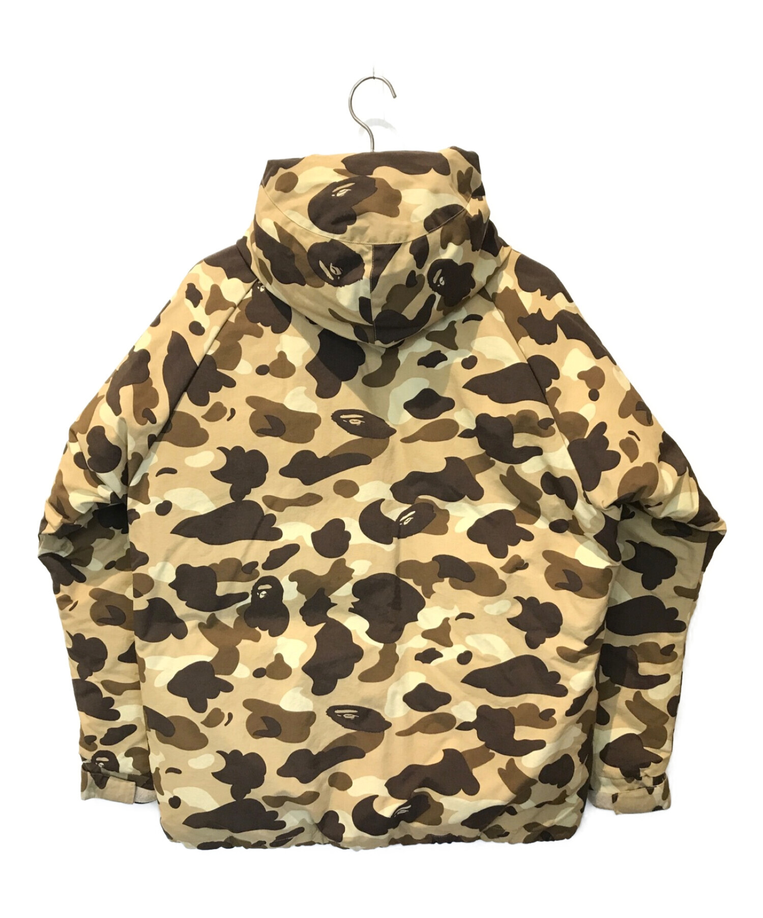 A BATHING APE (アベイシングエイプ) カモ柄ダウンジャケット ベージュ サイズ:M