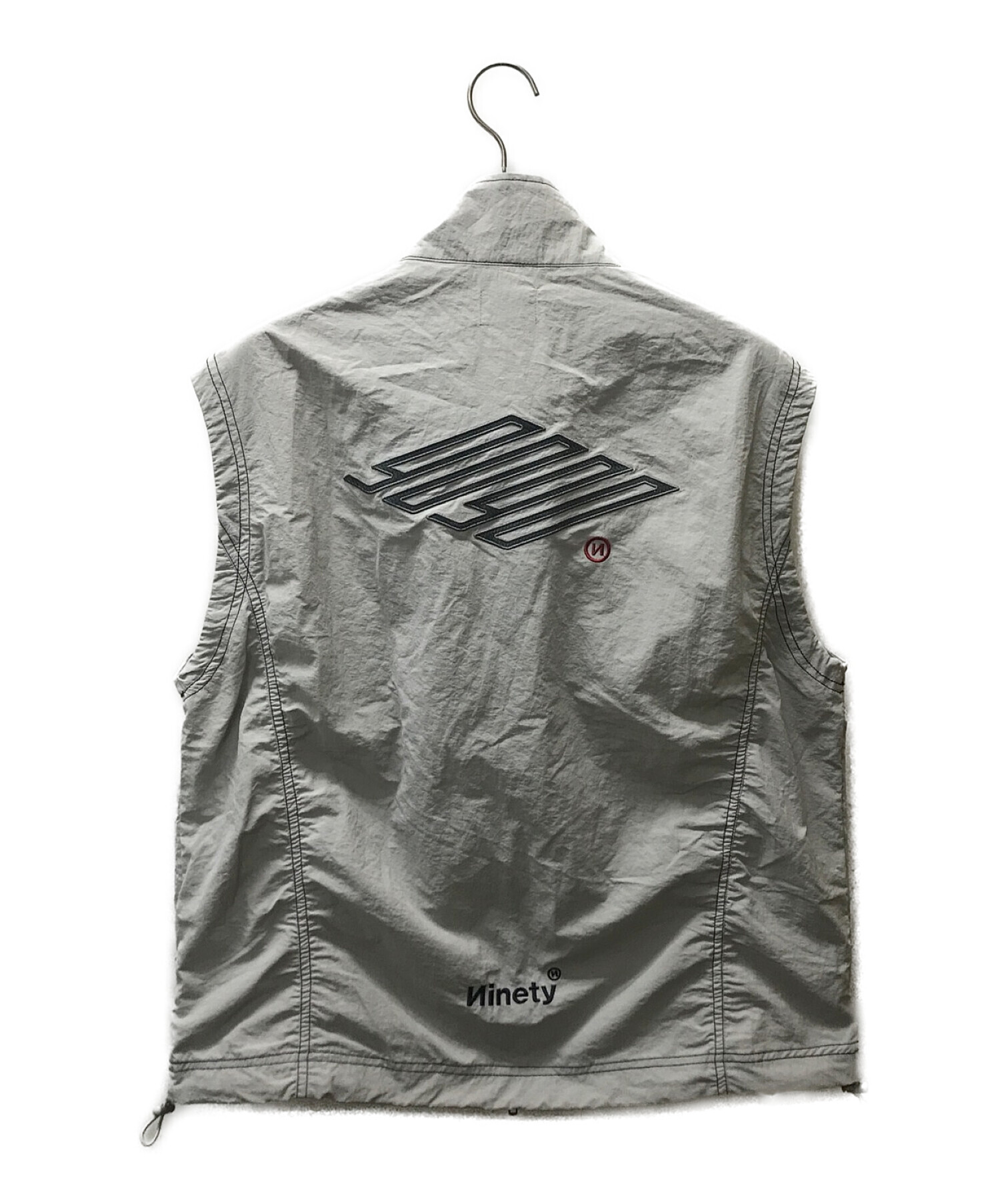 話題の行列 9090 Tech Logo Nylon Vest 