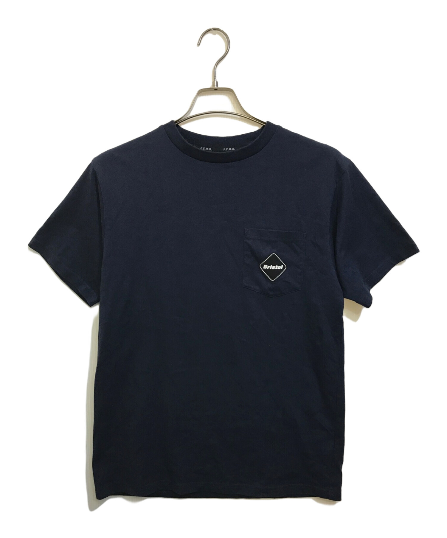 F.C.R.B. (エフシーアールビー) BIG VERTICAL LOGO POCKET TEE ネイビー サイズ:S