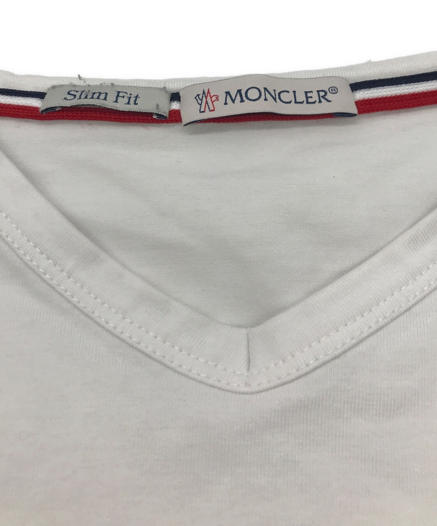 MONCLER (モンクレール) MAGLIA SCOLLO A V Slim Fit ロゴTシャツ ホワイト サイズ:L