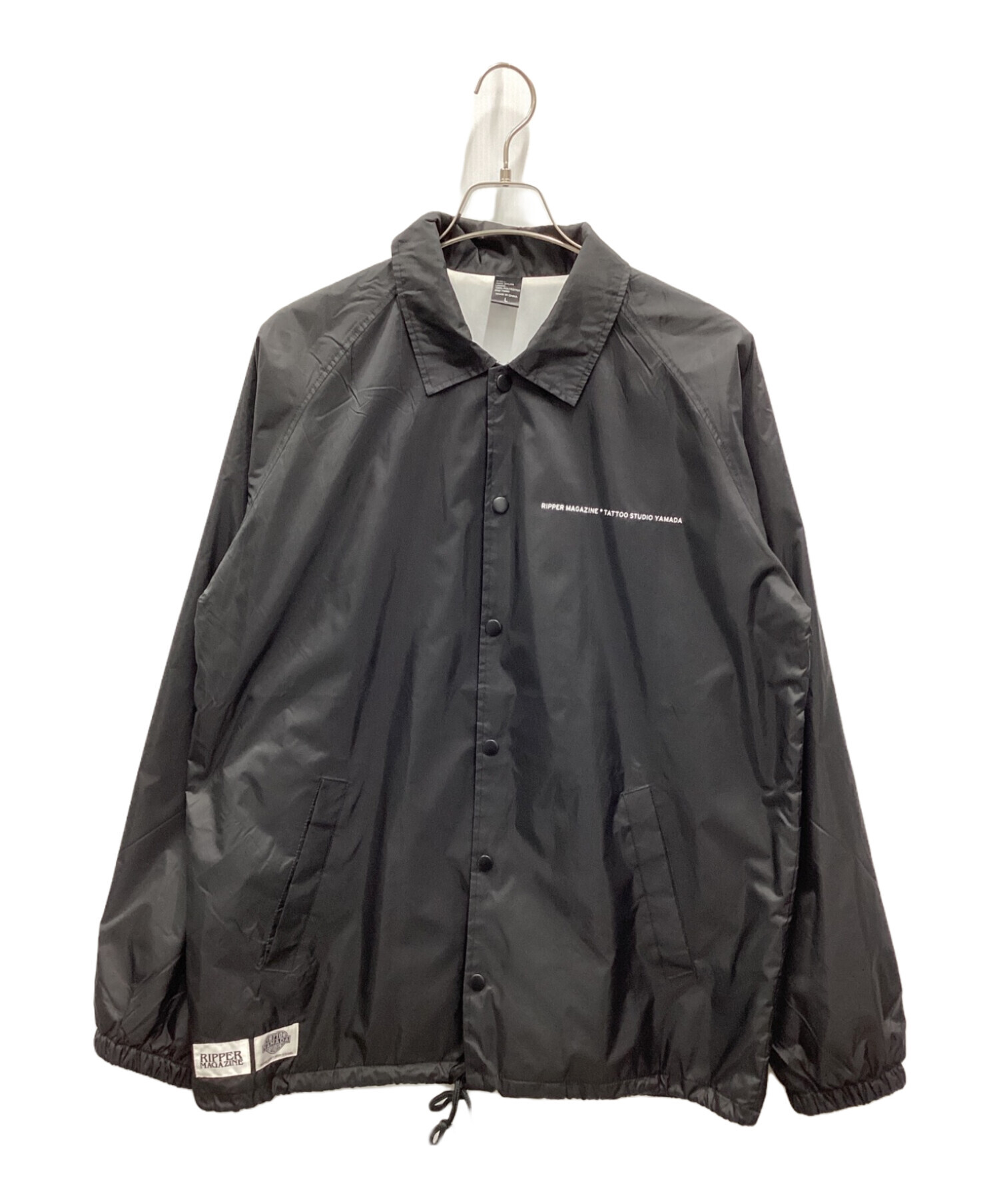 中古・古着通販】TATTOO STUDIO YAMADA (タトゥースタジオヤマダ) RIPPER Magazine (リッパーマガジン) 10th  ANNIVERSARY COACH JACKET ブラック サイズ:L｜ブランド・古着通販 トレファク公式【TREFAC FASHION】スマホサイト