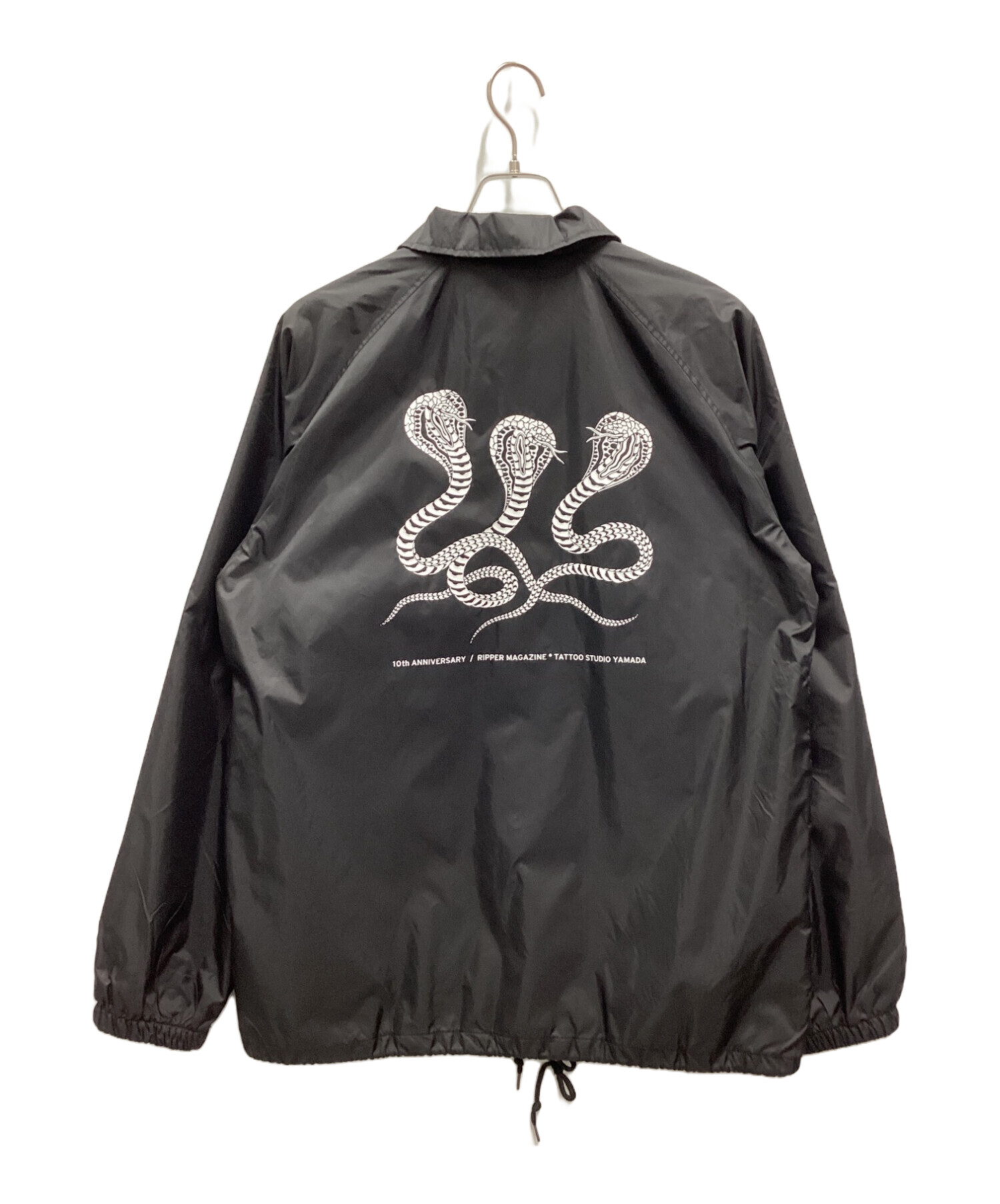 TATTOO STUDIO YAMADA (タトゥースタジオヤマダ) RIPPER Magazine (リッパーマガジン) 10th  ANNIVERSARY COACH JACKET ブラック サイズ:L