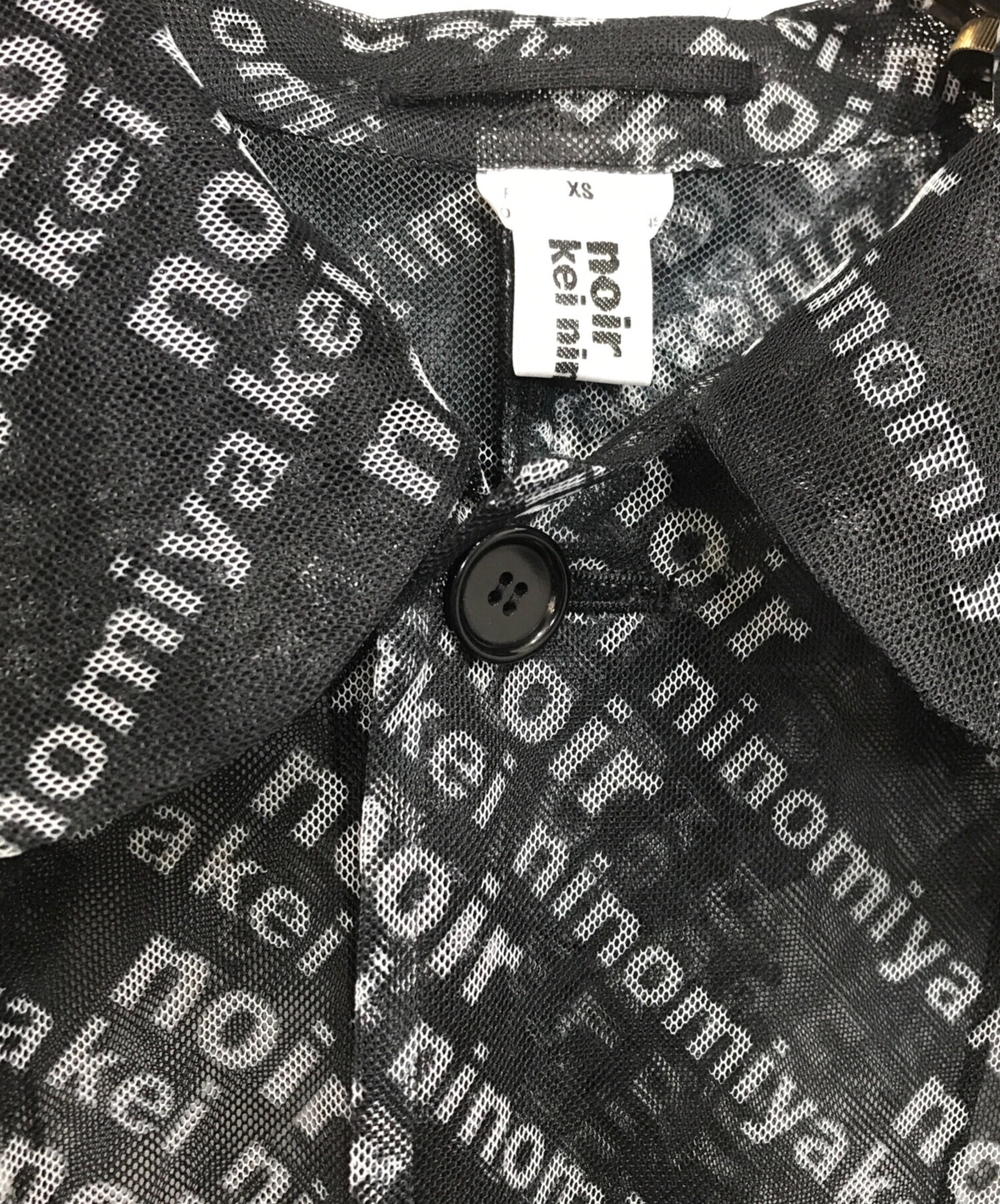 中古・古着通販】noir kei ninomiya (ノワール ケイ ニノミヤ) ロゴ総柄チュールコート ブラック サイズ:XS｜ブランド・古着通販  トレファク公式【TREFAC FASHION】スマホサイト