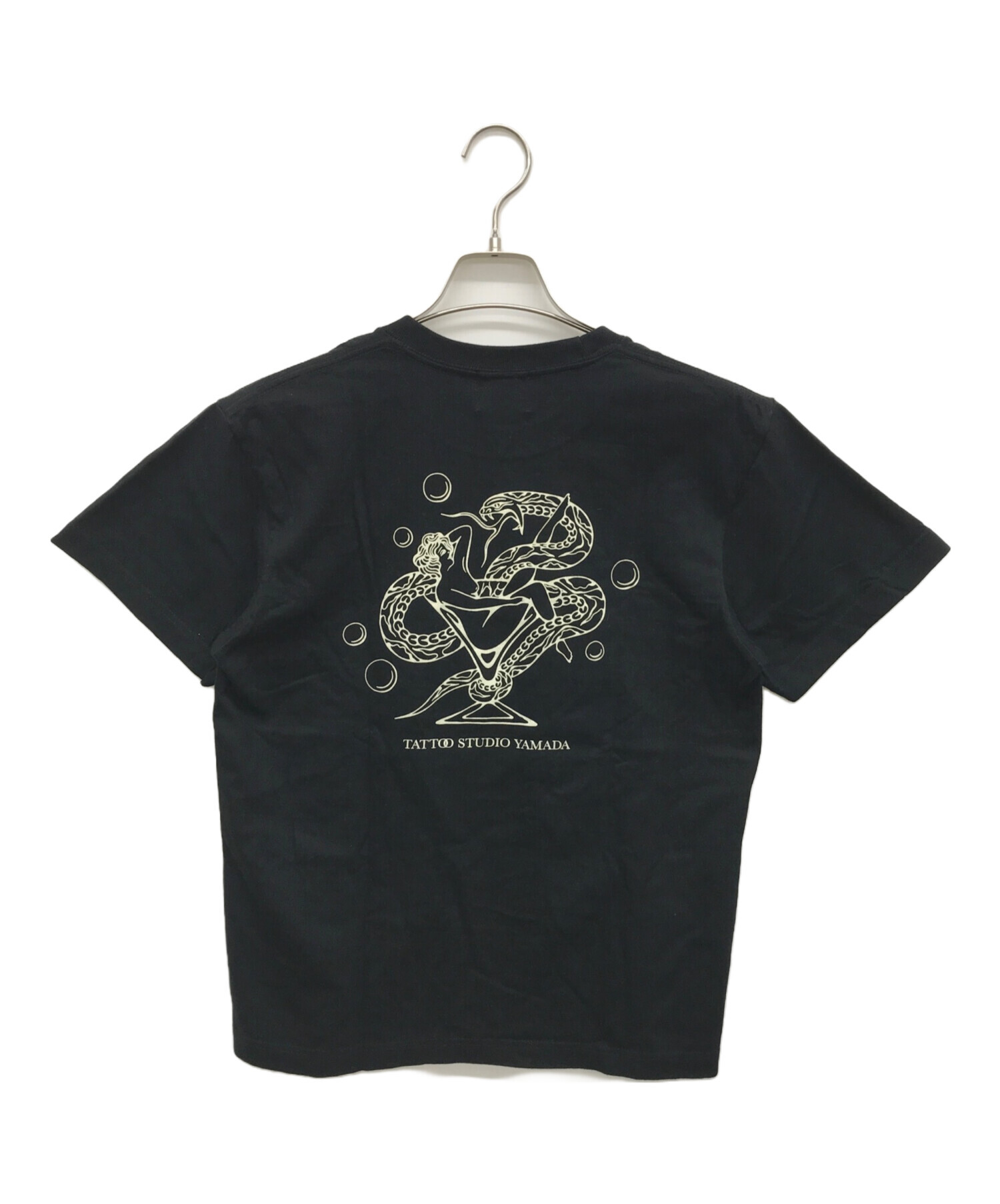 TATTOO STUDIO YAMADA (タトゥースタジオヤマダ) プリントTシャツ ブラック サイズ:M