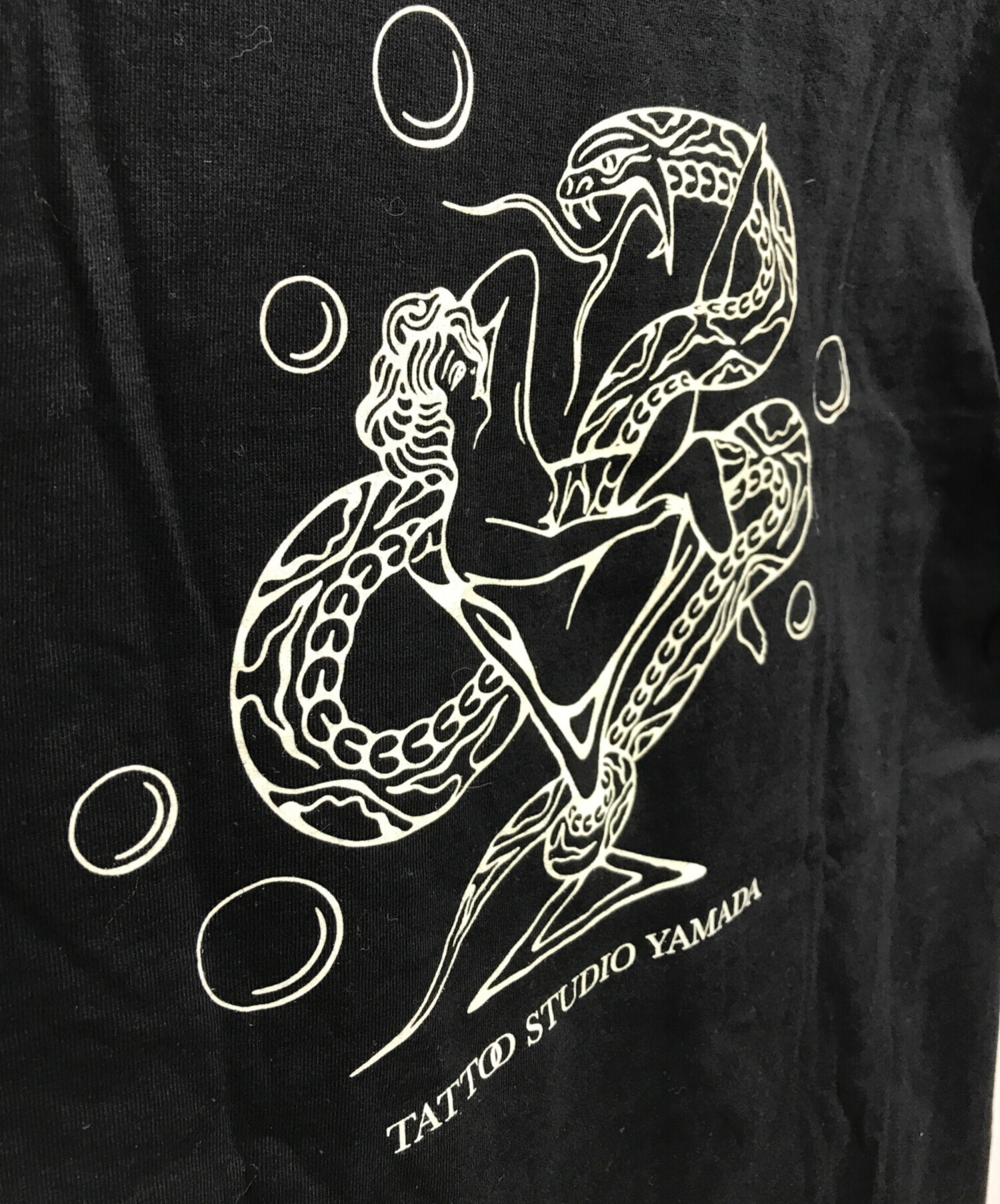 TATTOO STUDIO YAMADA (タトゥースタジオヤマダ) プリントTシャツ ブラック サイズ:M