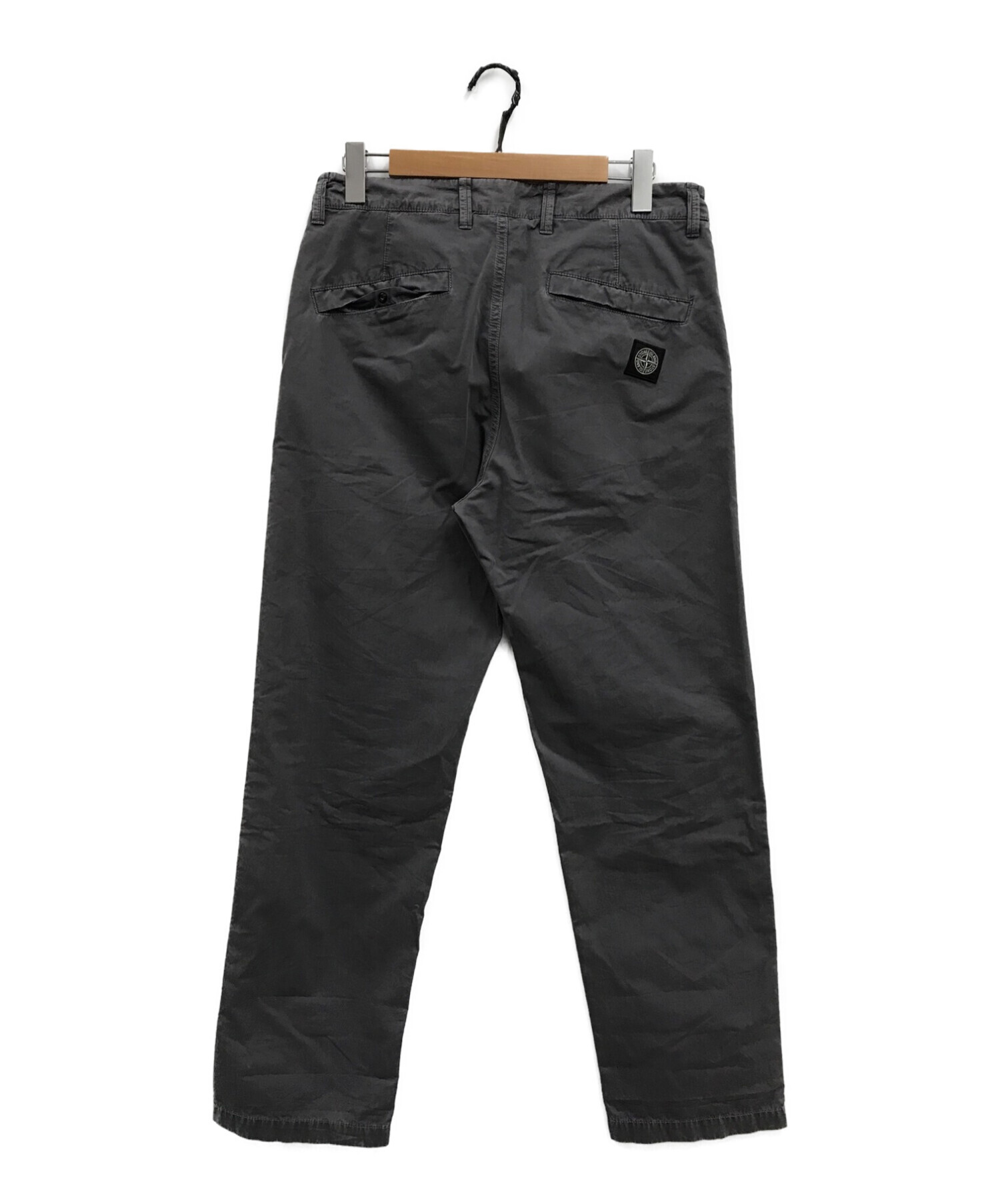STONE ISLAND (ストーンアイランド) ウォッシュドストレートパンツ / logo-patch washed trousers グレー  サイズ:76cm (W30)