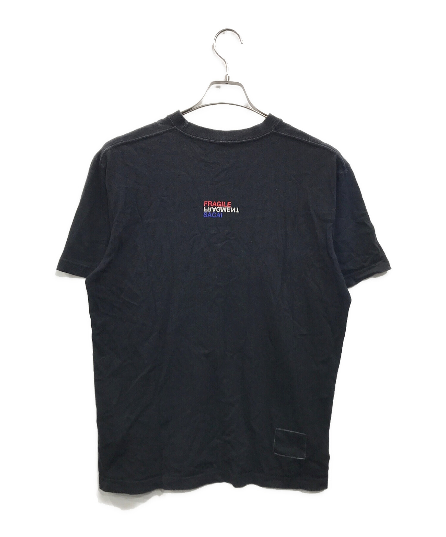 中古・古着通販】sacai (サカイ) FRAGMENTS (フラグメント) BOXテープラベルロゴクルーネックTシャツ ブラック  サイズ:2｜ブランド・古着通販 トレファク公式【TREFAC FASHION】スマホサイト