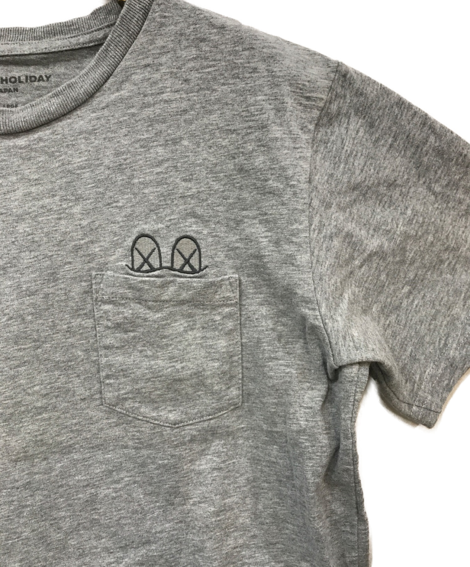 KAWS HOLIDAY (カウズ ホリデイ) ロゴ刺繍Tシャツ グレー サイズ:LARGE
