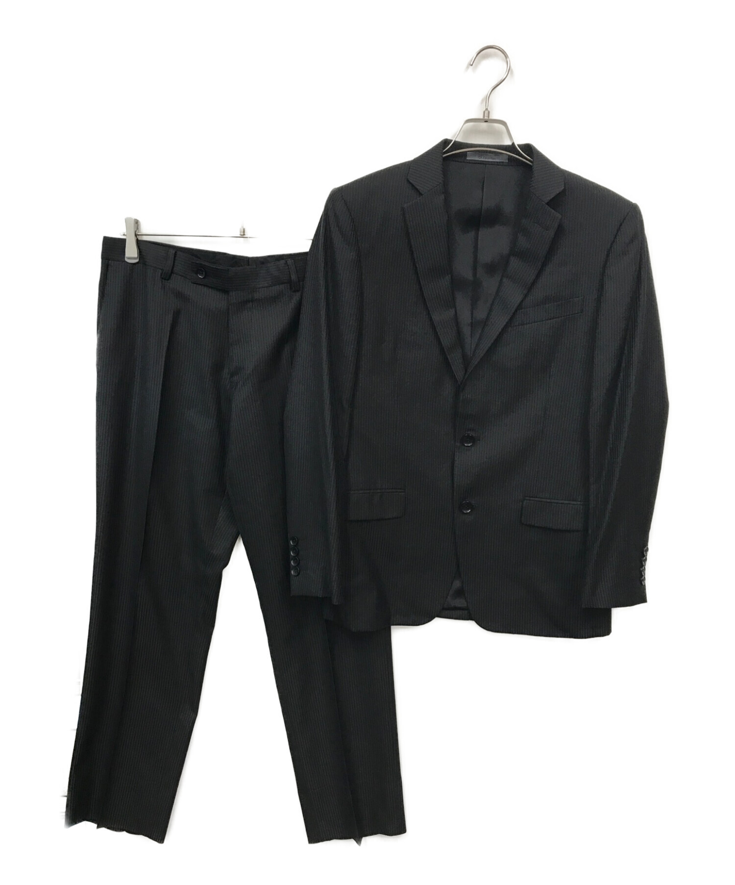 黒に近いグレーの縦縞模様カルバンクラインストライプスーツ