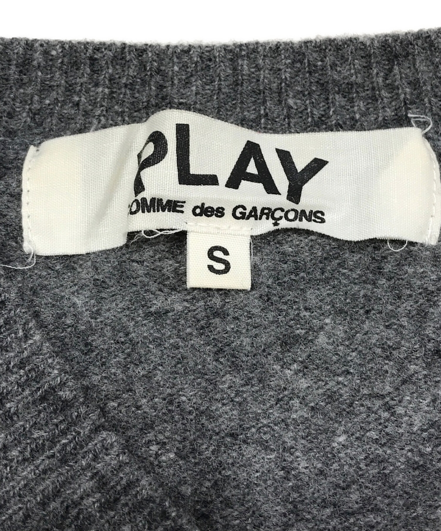 PLAY COMME des GARCONS (プレイ コムデギャルソン) Vネックニット グレー サイズ:SIZE S