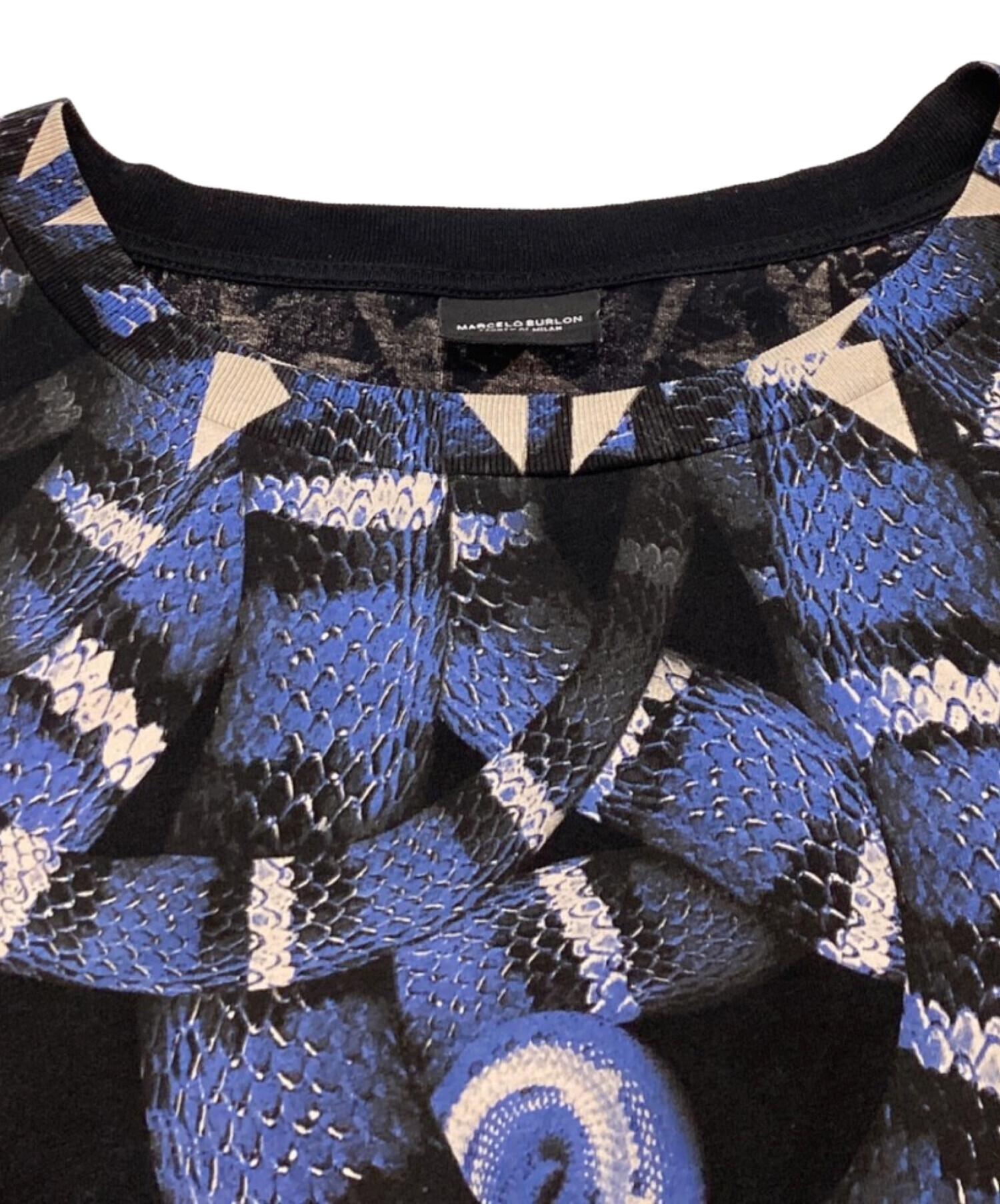 中古・古着通販】MARCELO BURLON (マルセロバーロン) ショルダースネークプリントTシャツ ブラック×ブルー サイズ:Ｍ｜ブランド・古着通販  トレファク公式【TREFAC FASHION】スマホサイト