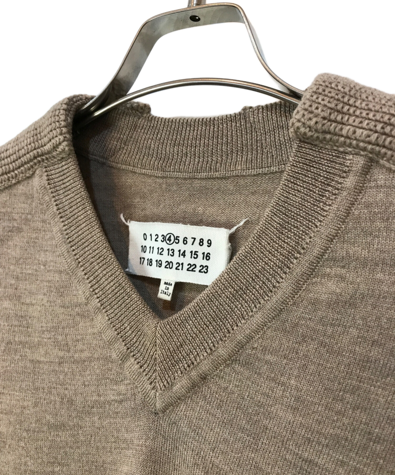 中古・古着通販】Maison Martin Margiela (メゾンマルタンマルジェラ) Vネックニット ベージュ サイズ:S｜ブランド・古着通販  トレファク公式【TREFAC FASHION】スマホサイト