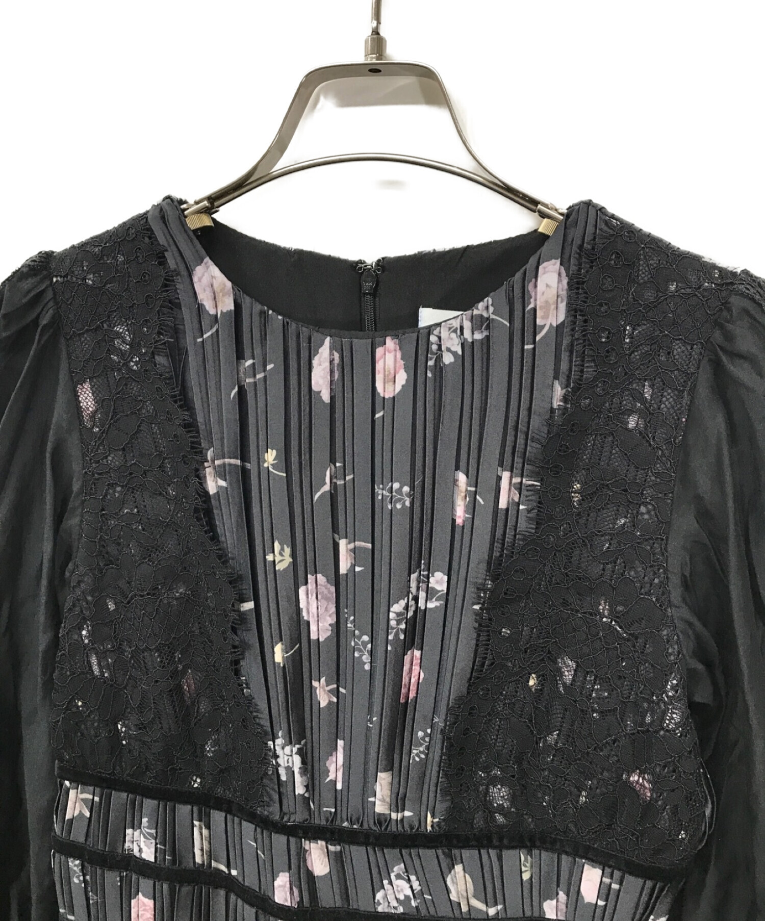 中古・古着通販】HER LIP TO (ハーリップトゥ) Pleated Floral-Print サテンドレス プリーツフローラル  1214305117 ブラック サイズ:S｜ブランド・古着通販 トレファク公式【TREFAC FASHION】スマホサイト