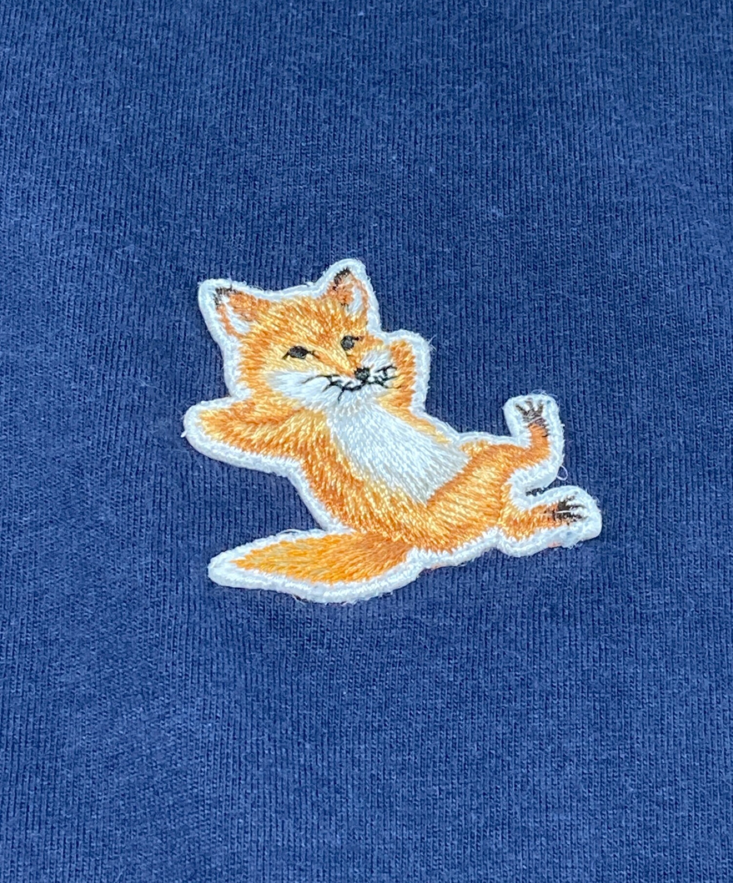 MAISON KITSUNE (メゾンキツネ) チラックスフォックス パッチ クラシック Tシャツ MAISON KITSUNE メゾンキツネ  ワンポイント ポルトガル製 GU00154KJ0010 ネイビー サイズ:XL