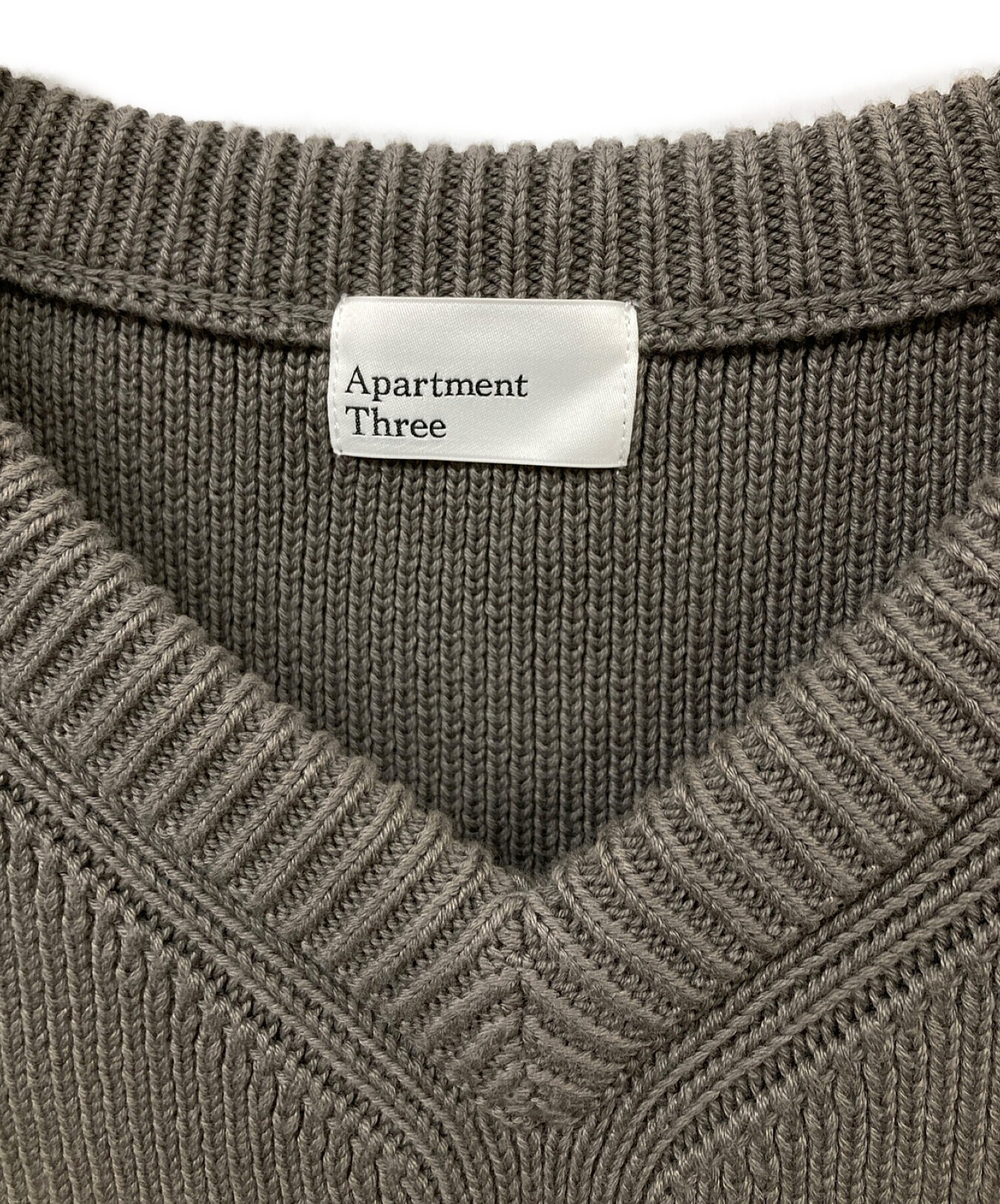 Apartment Three Sweater Vest 最新情報 - トップス