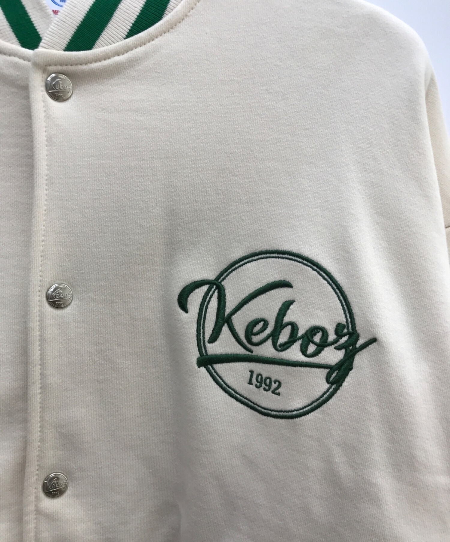 KEBOZ (ケボズ) BB LOGO SWEAT VARSITY JACKET ベージュ×グリーン サイズ:M