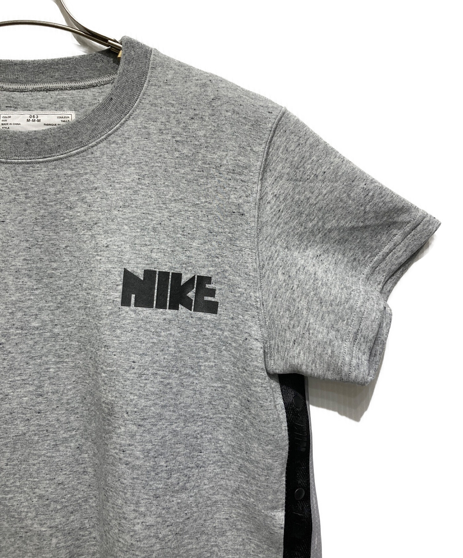 NIKE (ナイキ) sacai (サカイ) バックプリーツTシャツ グレー サイズ:SIZE M