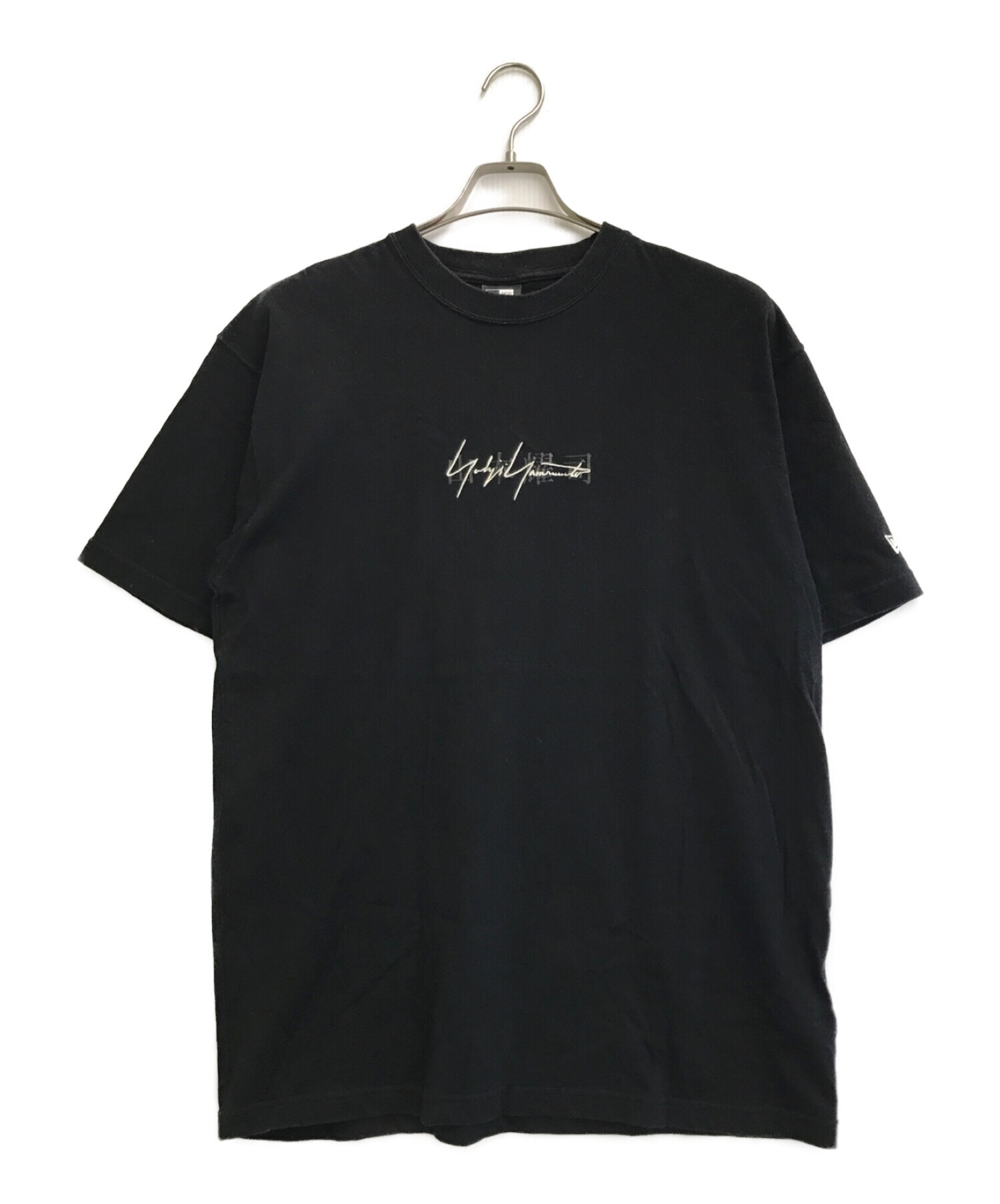 New Era (ニューエラ) YOHJI YAMAMOTO (ヨウジヤマモト) ロゴ刺繍Tシャツ ブラック サイズ:XXL
