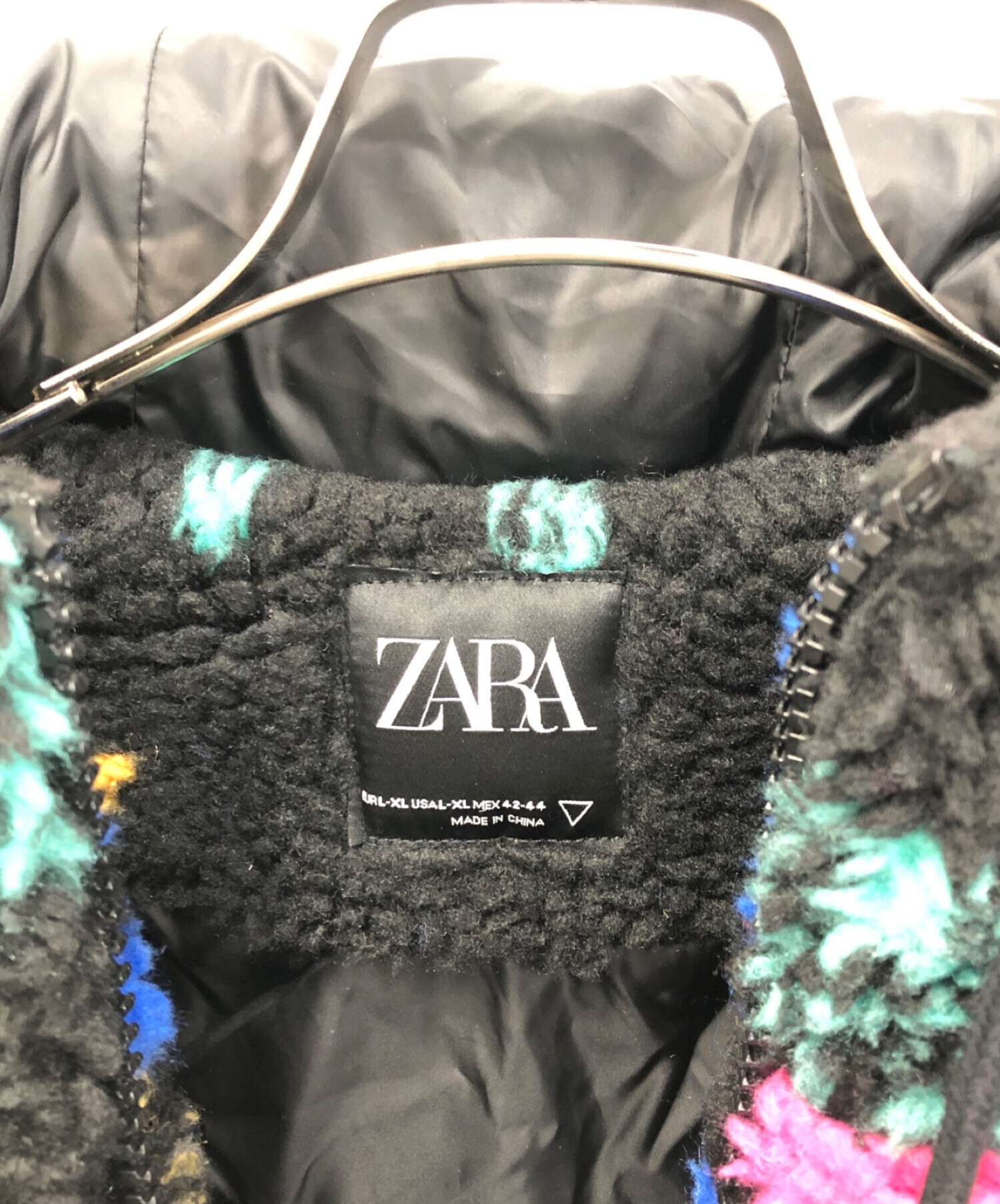 中古・古着通販】ZARA (ザラ) ネオンデザインボアジャケット ブラック