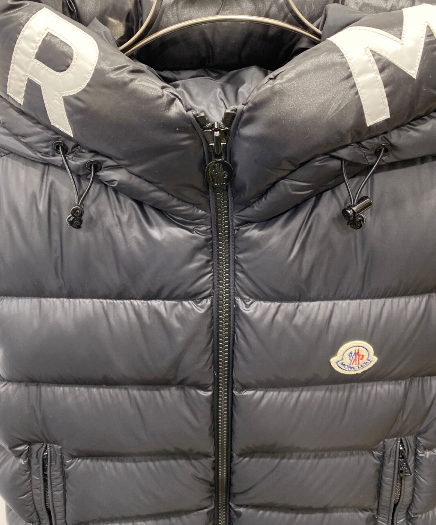 MONCLER (モンクレール) ロゴ刺繍フーディダウンベスト ブラック サイズ:3