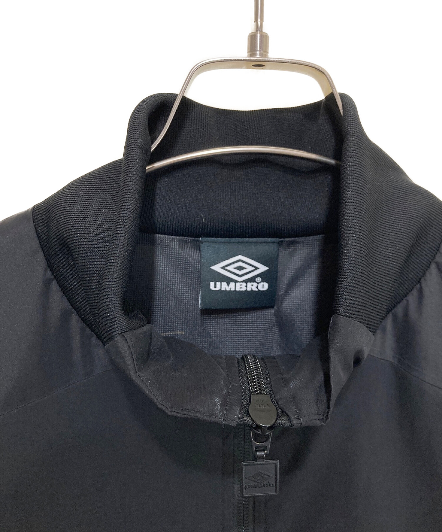 UMBRO (アンブロ) ELIMINATOR (エリミネイター) David Carson (デイビットカーソン) MANCHESTER  INDUSTRIAL CITY JACKET ブラック サイズ:L