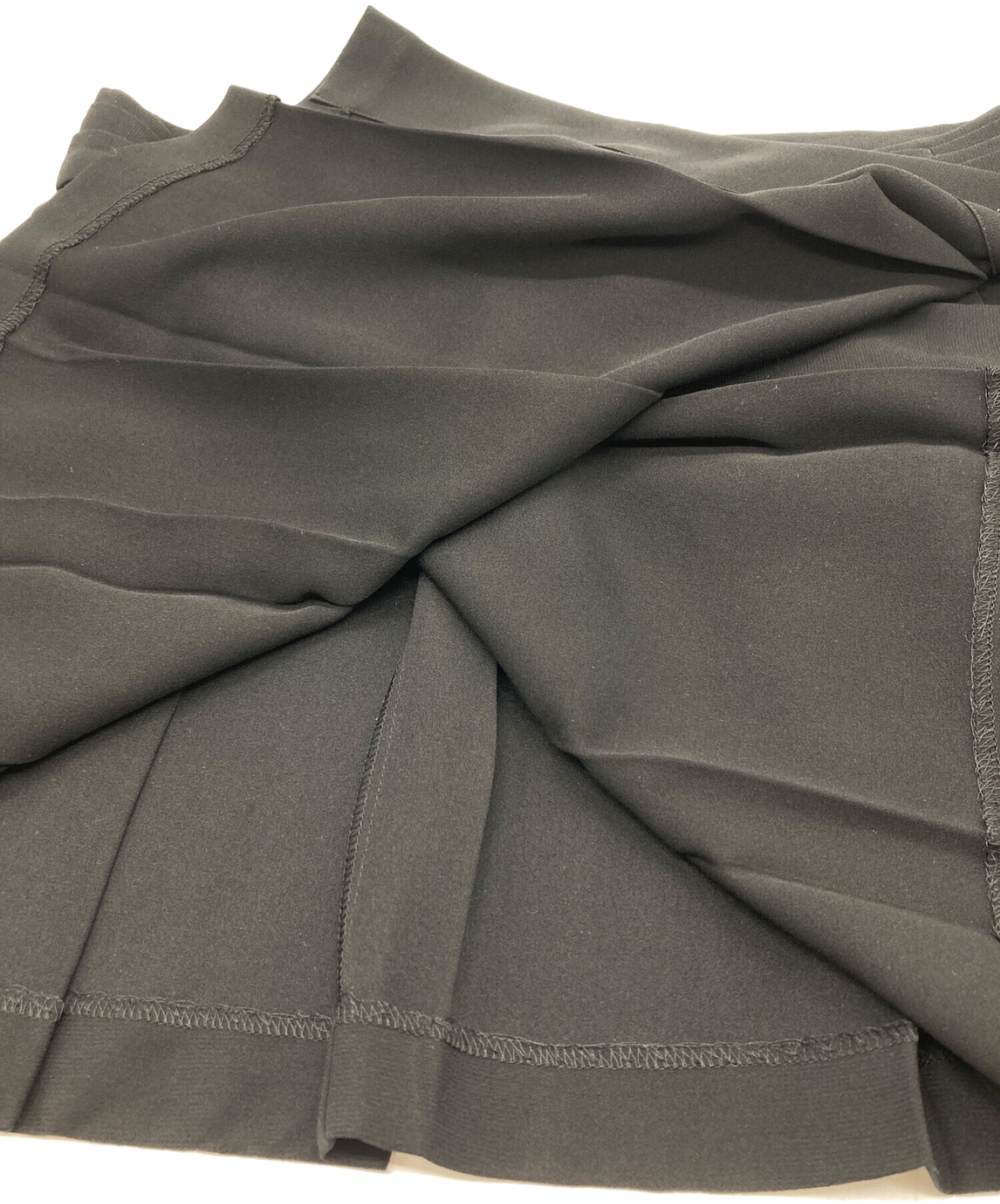 ISSEY MIYAKE FETE (イッセイミヤケフェット) ラップミニプリーツスカート ブラック サイズ:SIZE 2