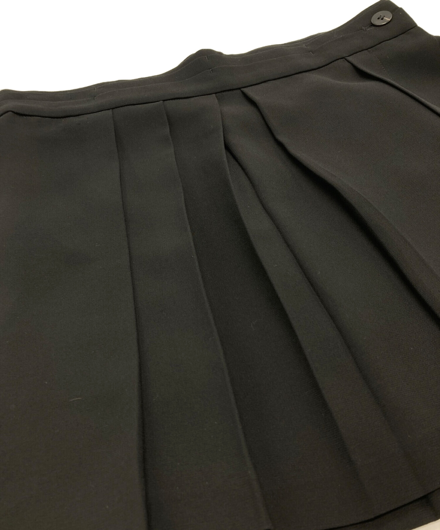 ISSEY MIYAKE FETE (イッセイミヤケフェット) ラップミニプリーツスカート ブラック サイズ:SIZE 2