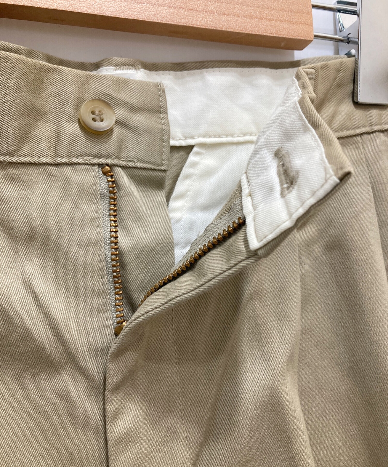 中古・古着通販】LEVI'S (リーバイス) タックチノパン ベージュ サイズ