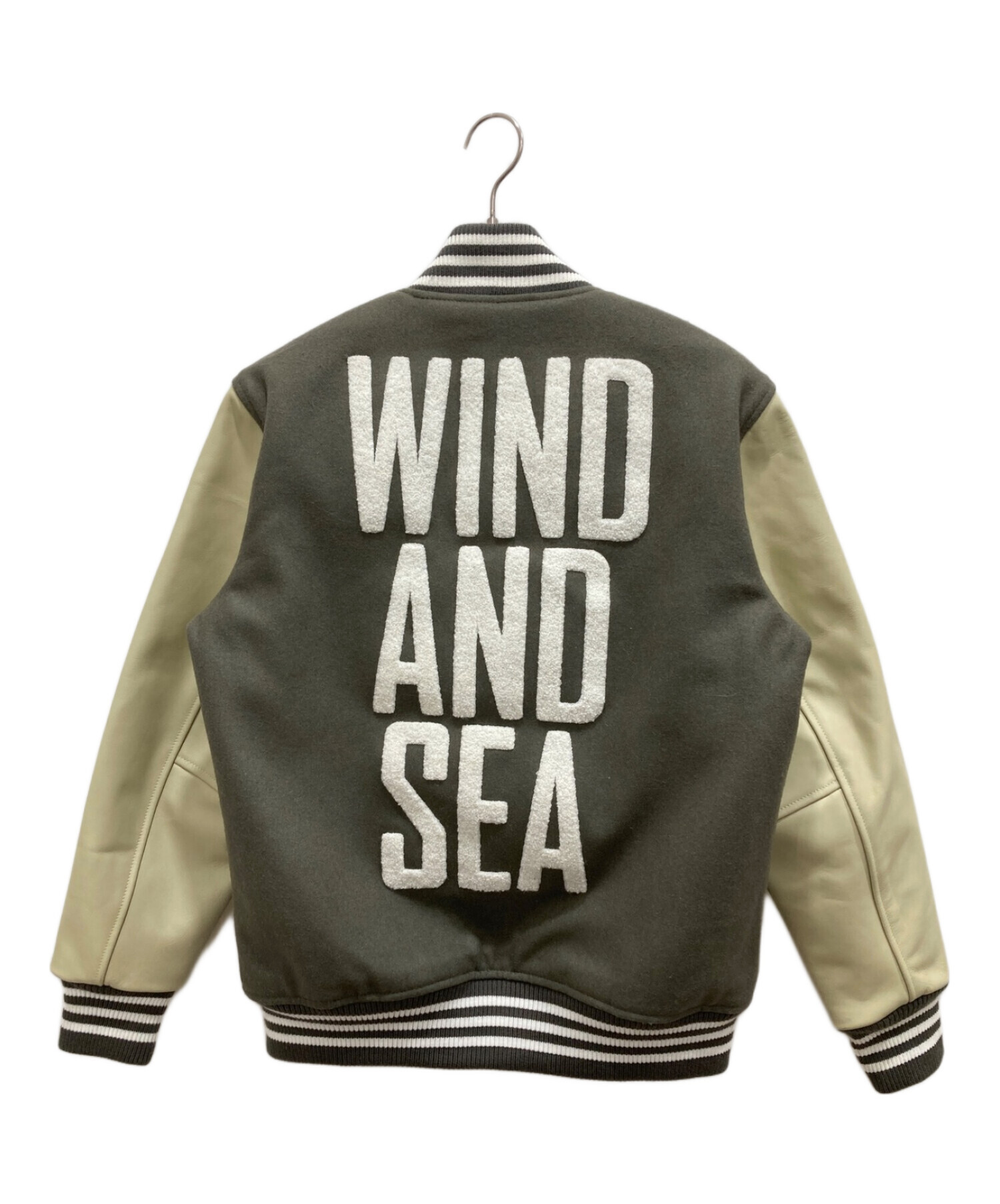 WIND AND SEA (ウィンダンシー) 袖レザースタジャン カーキ×アイボリー サイズ:M