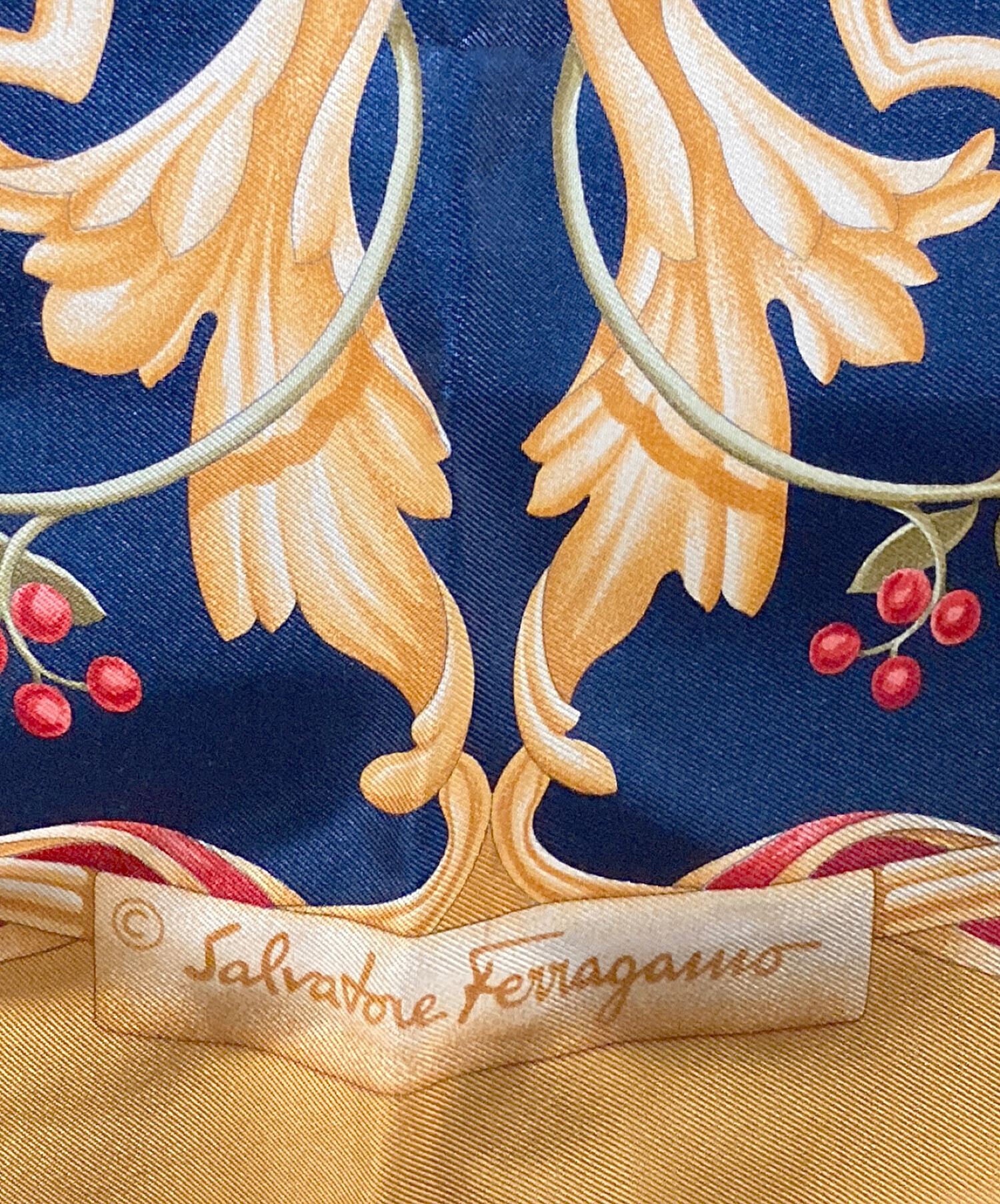 中古・古着通販】Salvatore Ferragamo (サルヴァトーレ フェラガモ) 鳥柄シルクスカーフ マスタード｜ブランド・古着通販  トレファク公式【TREFAC FASHION】スマホサイト