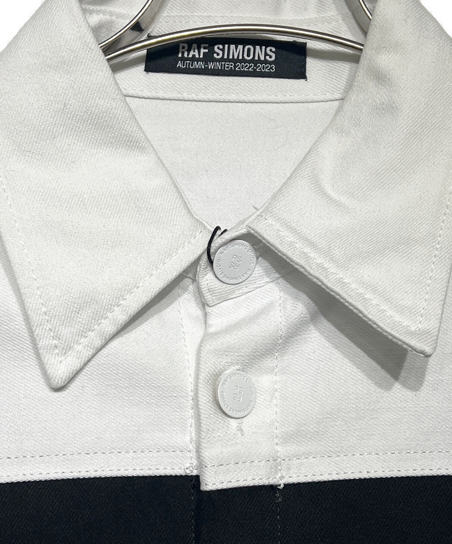 中古・古着通販】RAF SIMONS (ラフシモンズ) ロゴパッチ シャツ ブラック×ホワイト サイズ:S 未使用品｜ブランド・古着通販  トレファク公式【TREFAC FASHION】スマホサイト