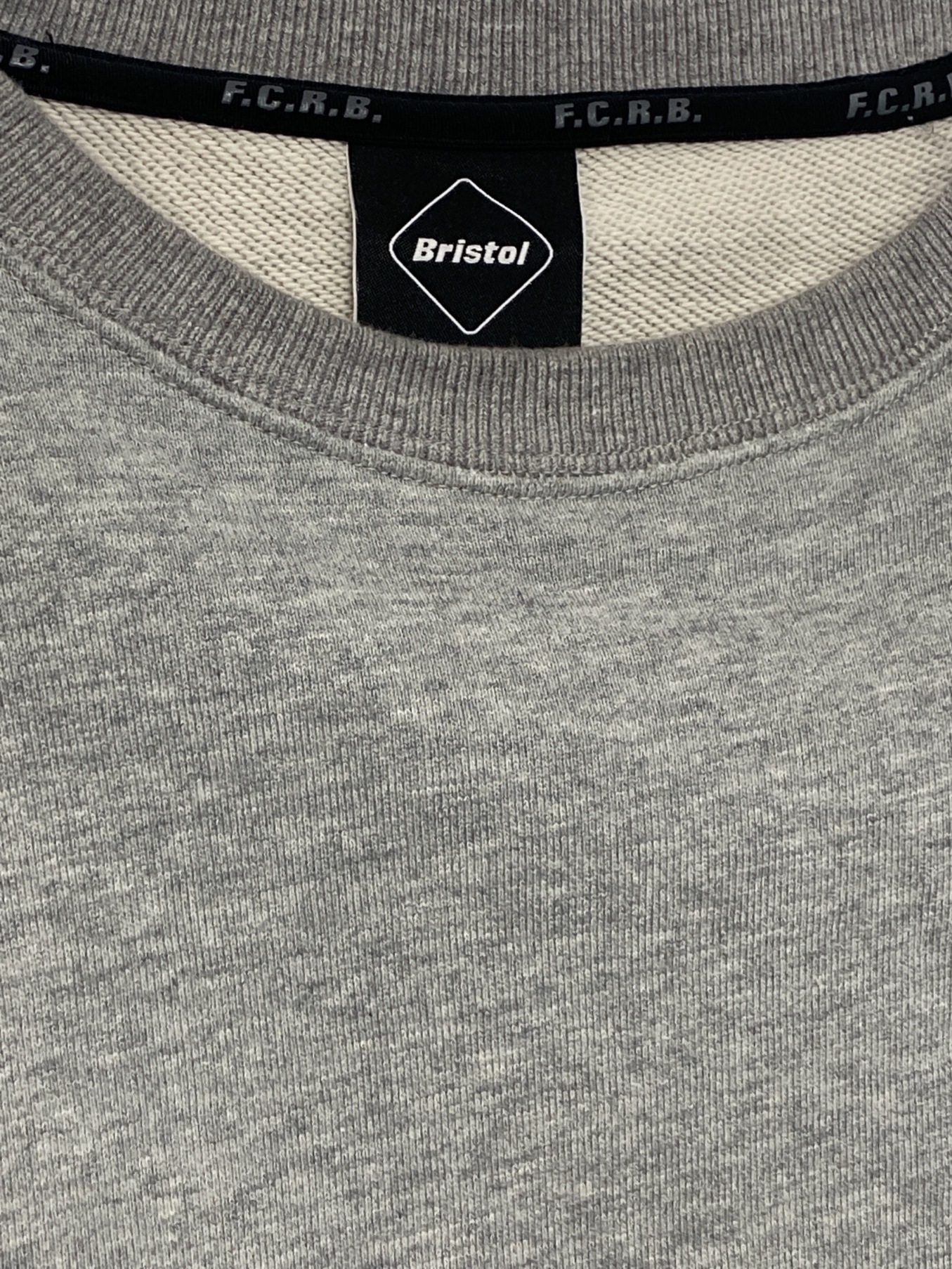 F.C.R.B. (エフシーレアルブリストル) LOGO RIBBED CREWNECK SWEAT グレー サイズ:L