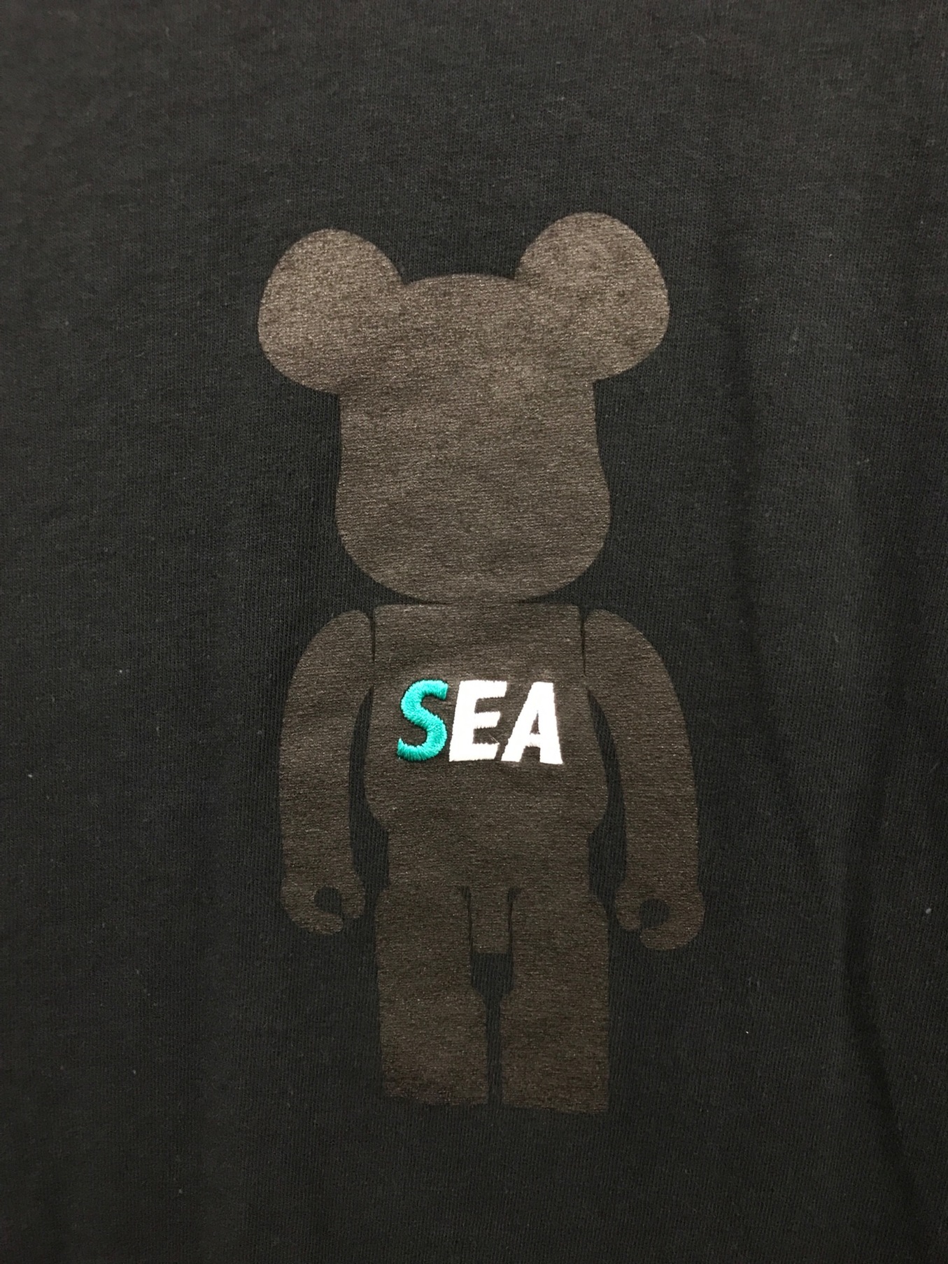 WIND AND SEA×atomos×BE@RBRICK (ウィンダンシー×アトモス×ベアブリック) BE@R TEE ブラック サイズ:XL