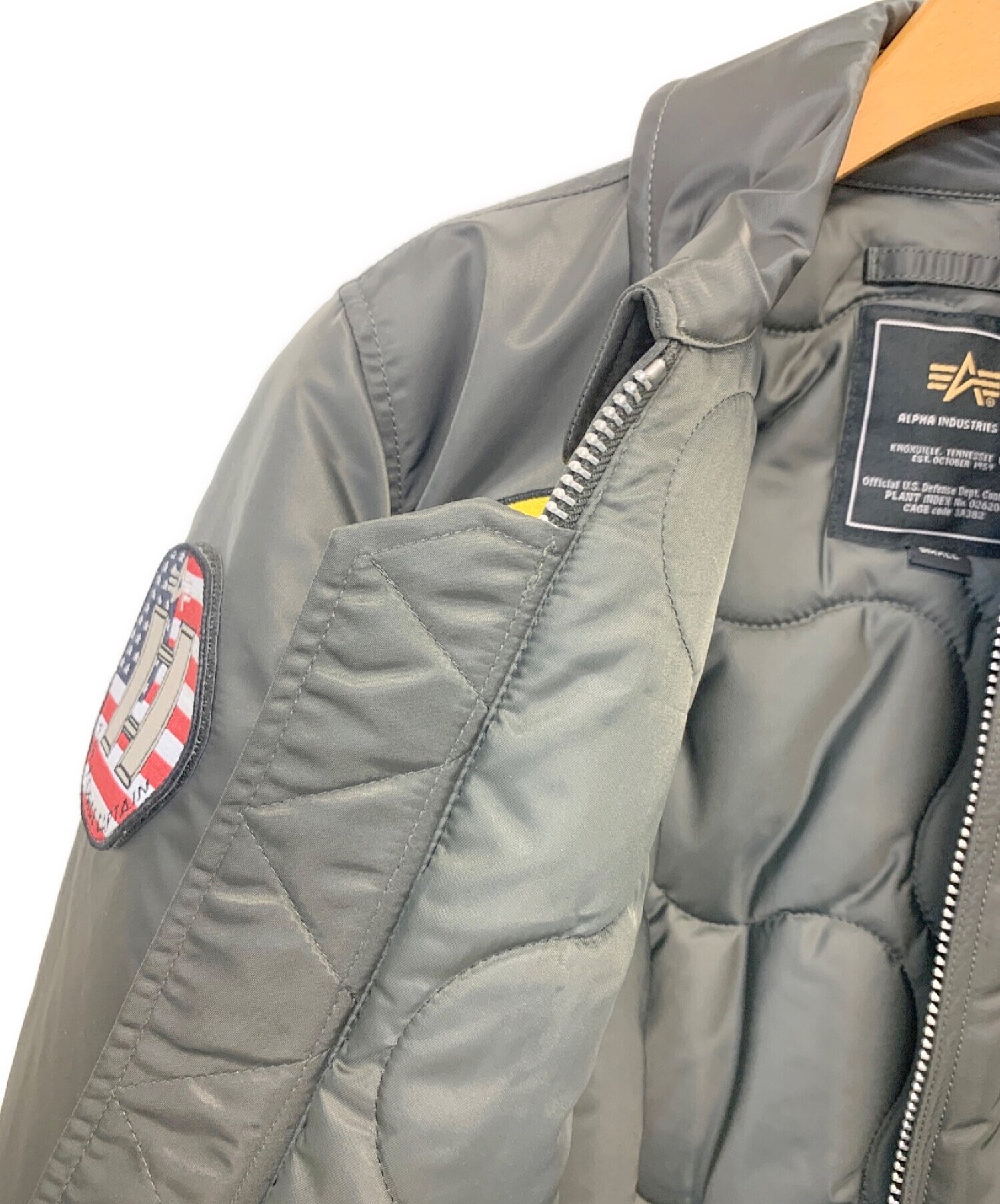 ALPHA INDUSTRIES INC (アルファインダストーリーズ) フライトジャケット パッチカスタム カーキ サイズ:S