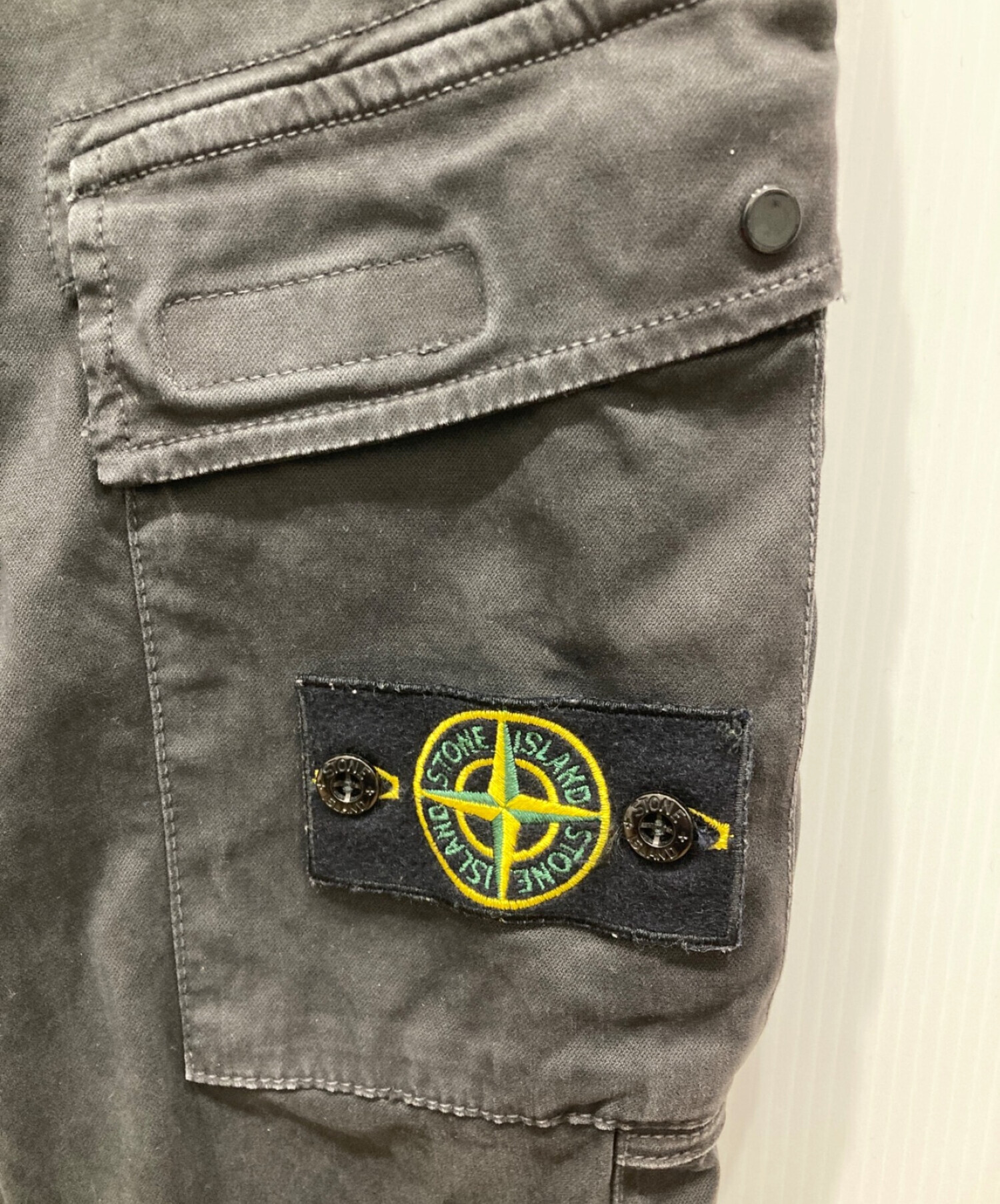 STONE ISLAND (ストーンアイランド) ガーメントダイコットンストレッチシャーリングテーパードカーゴパンツ ロゴパッチ イージー  カーゴパンツ 7515313L1 ブラック サイズ:W32