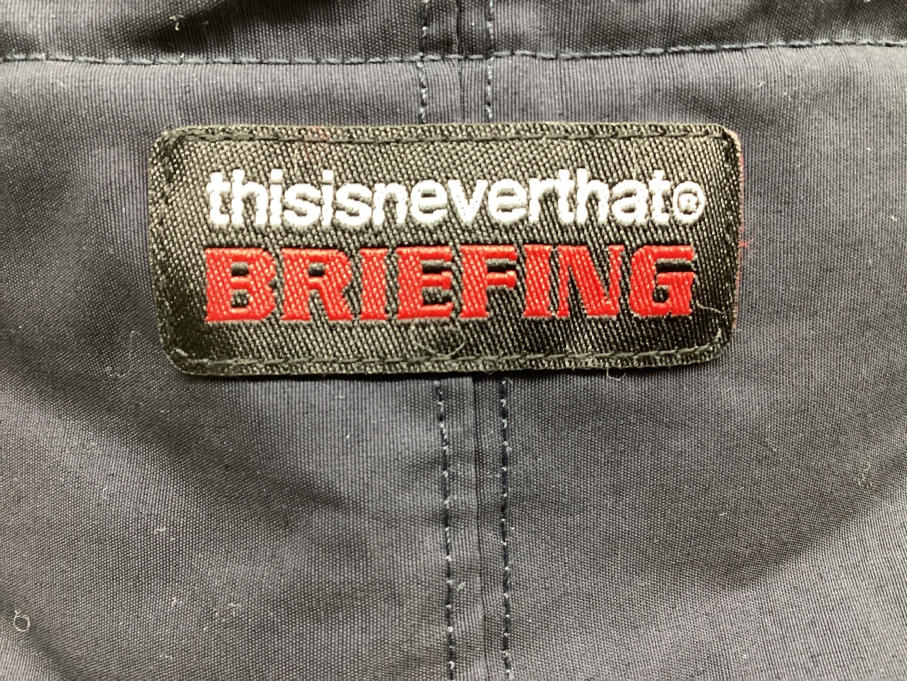 thisisneverthat (ディスイズネバーザット) BRIEFING (ブリーフィング) TNT BF Hoodie スウェットパーカー  ネイビー サイズ:S 未使用品