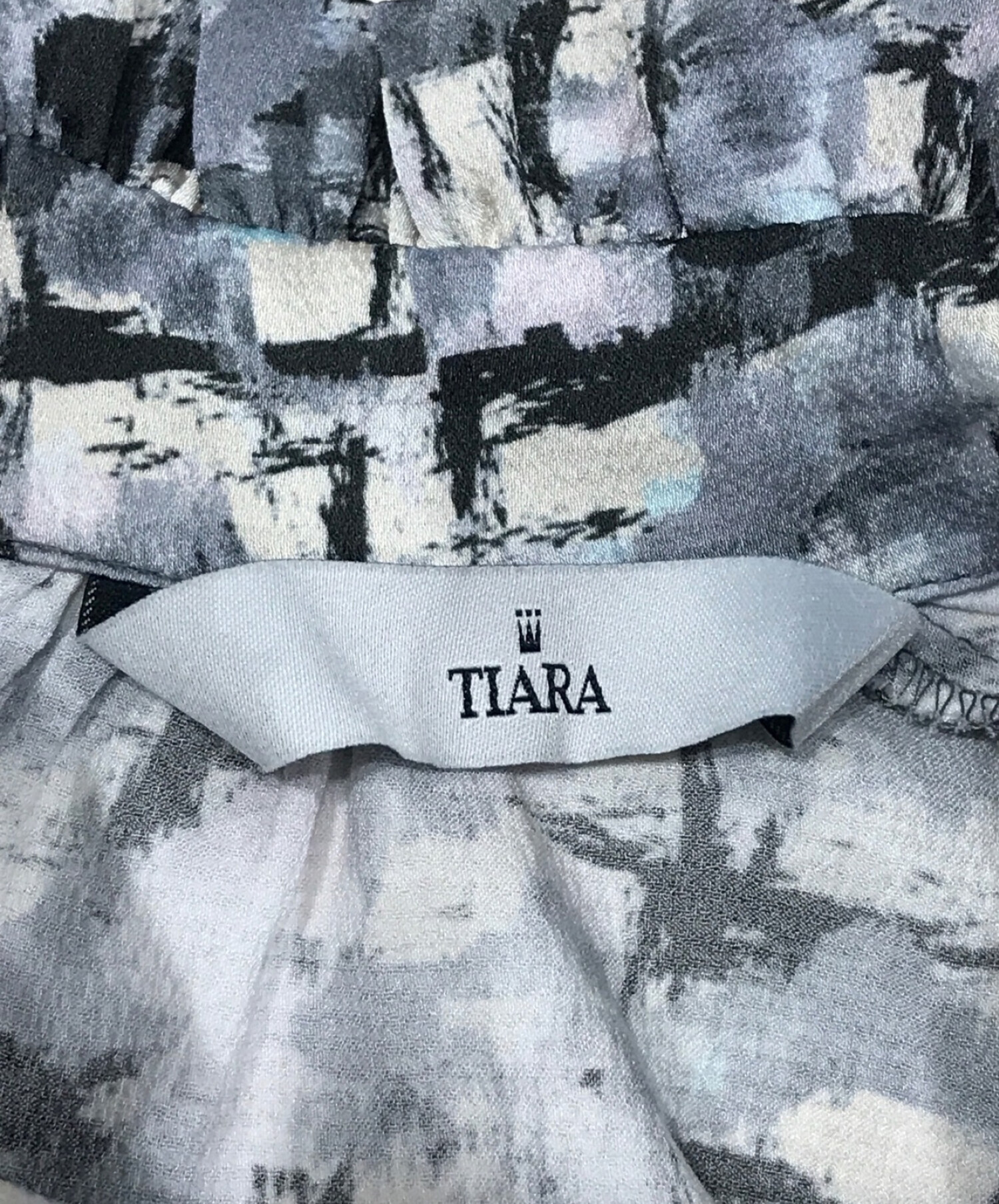 中古・古着通販】TIARA (ティアラ) フリルネックカラーペイント