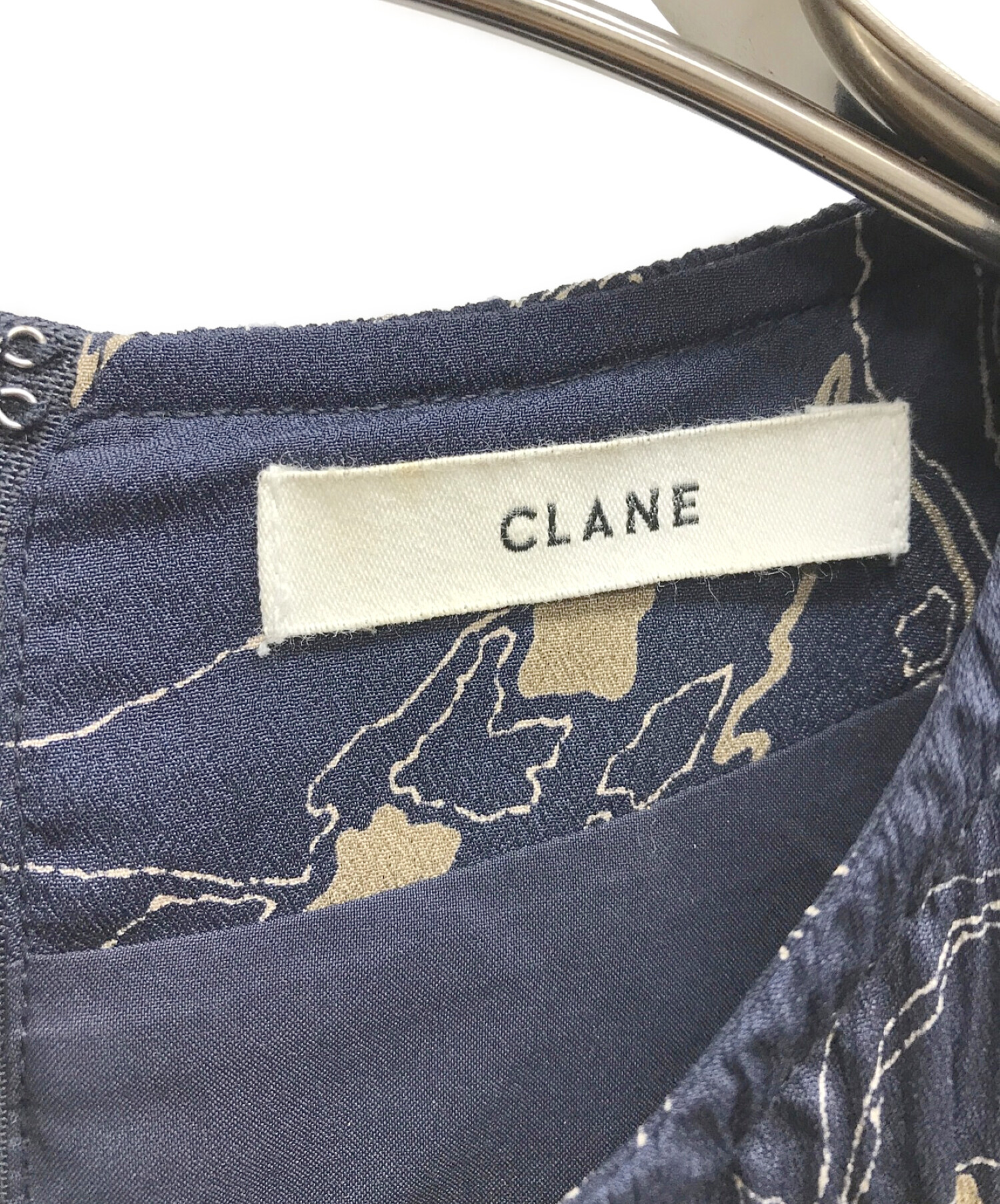 CLANE (クラネ) LINE FLOWER PLEAT ワンピース/ラインフラワープリーツ ネイビー サイズ:1