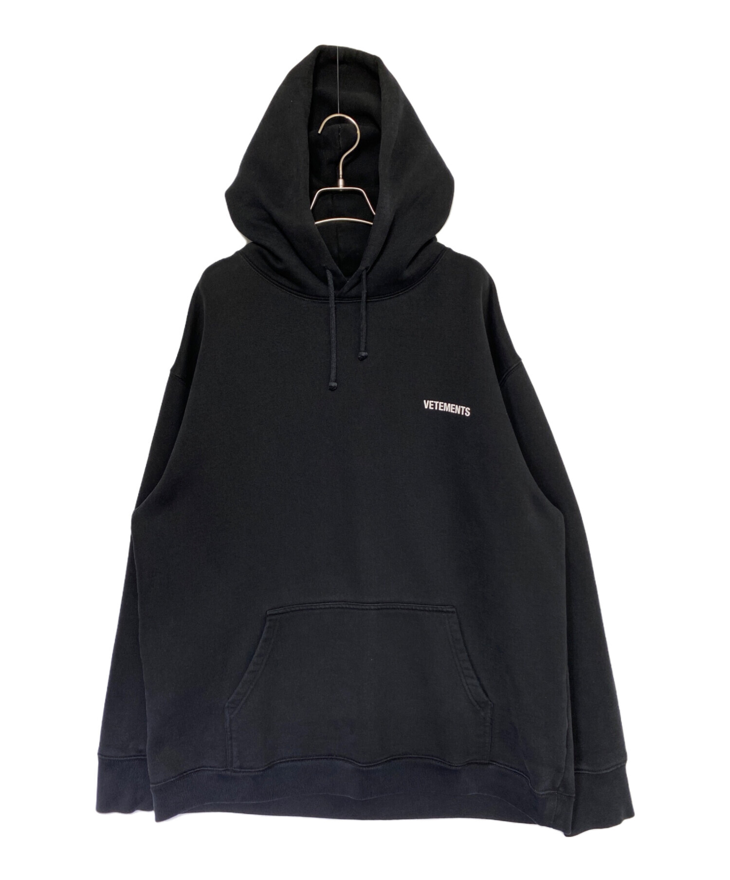 中古・古着通販】VETEMENTS (ヴェトモン) オーバーサイズロゴパーカー ブラック サイズ:L｜ブランド・古着通販 トレファク公式【TREFAC  FASHION】スマホサイト