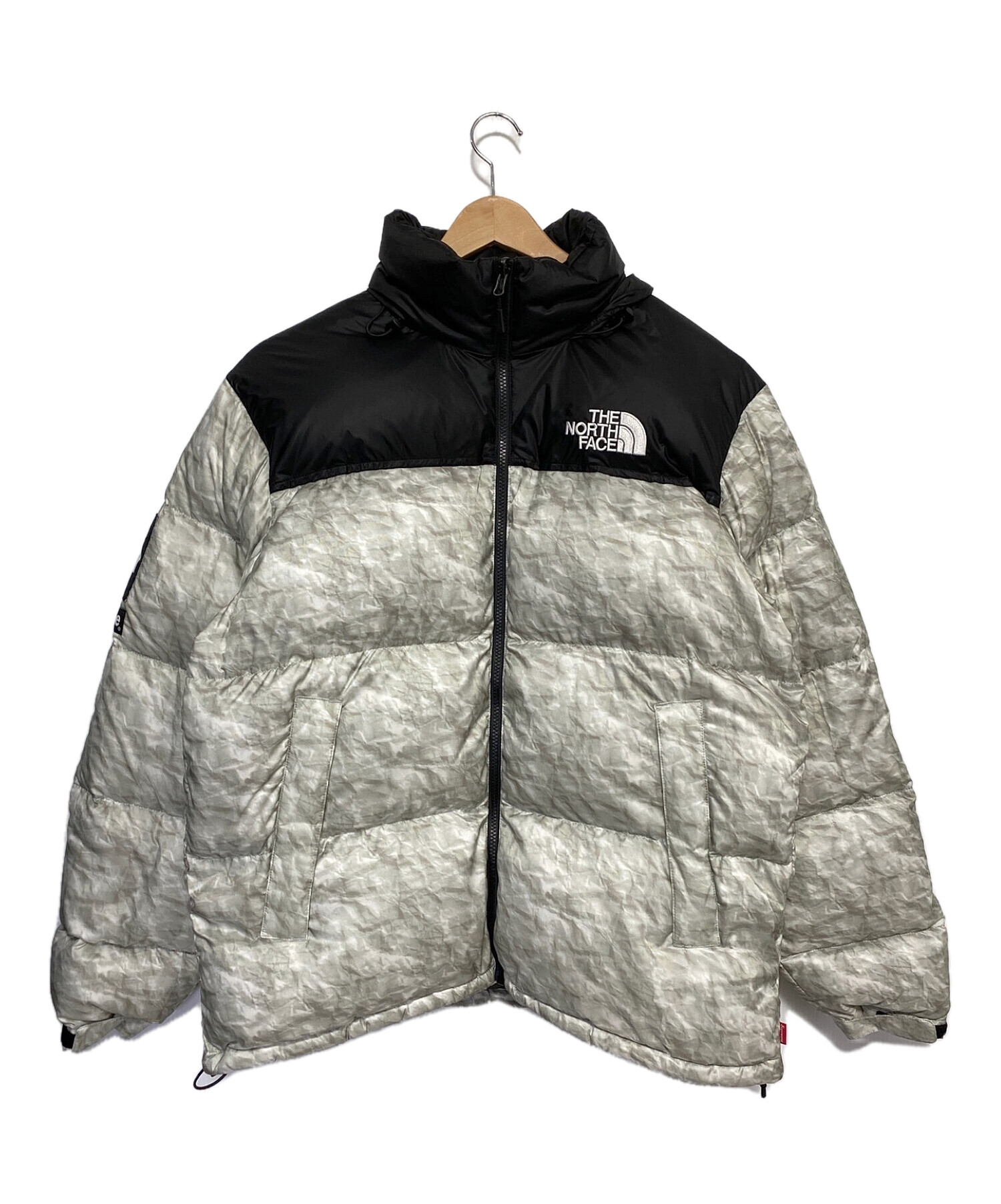 SUPREME (シュプリーム) Paper Print Nuptse Jacket ライトグレー サイズ:L