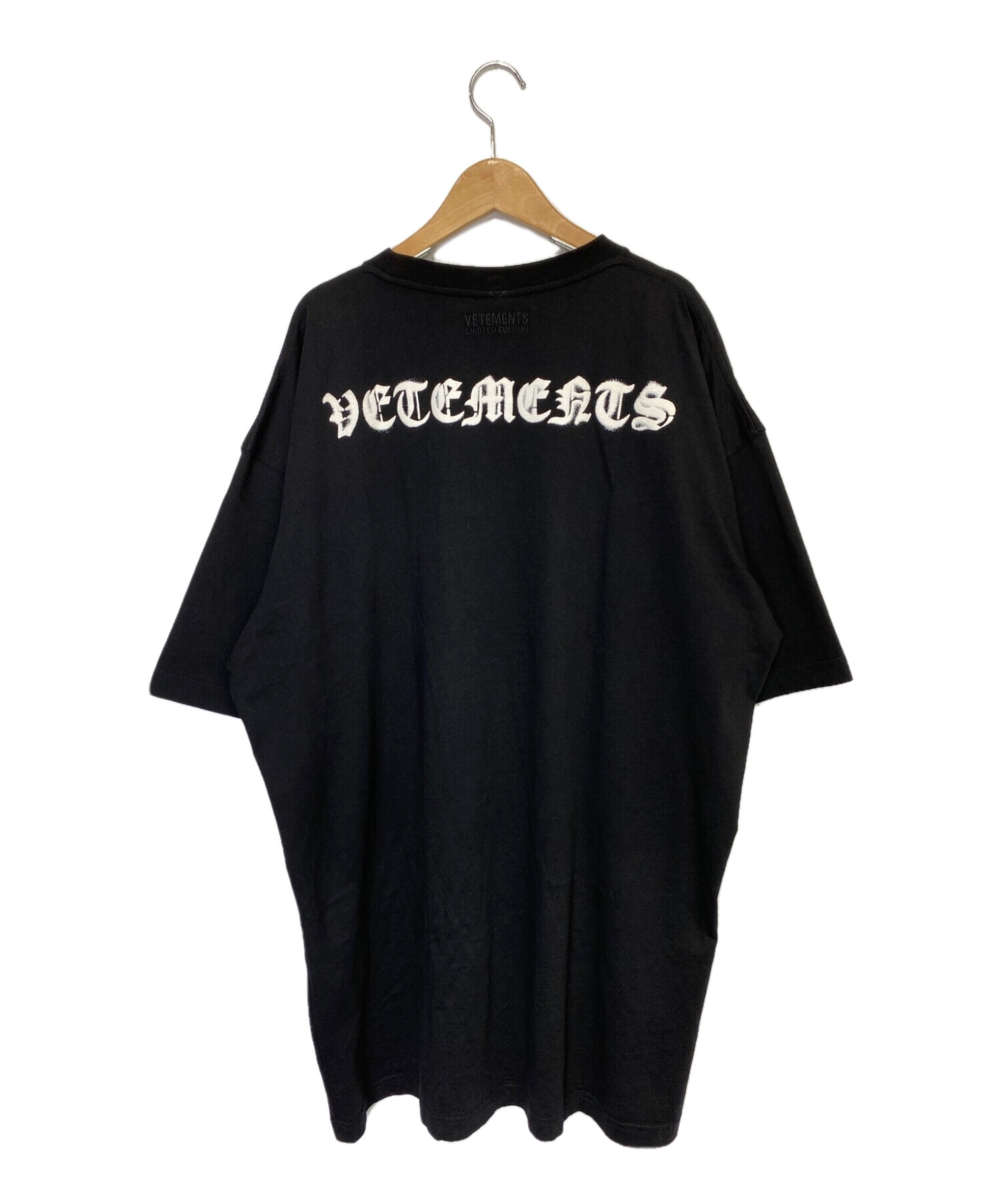 VETEMENTS (ヴェトモン) Anarchy Gothic Logo T Shirt ブラック サイズ:S